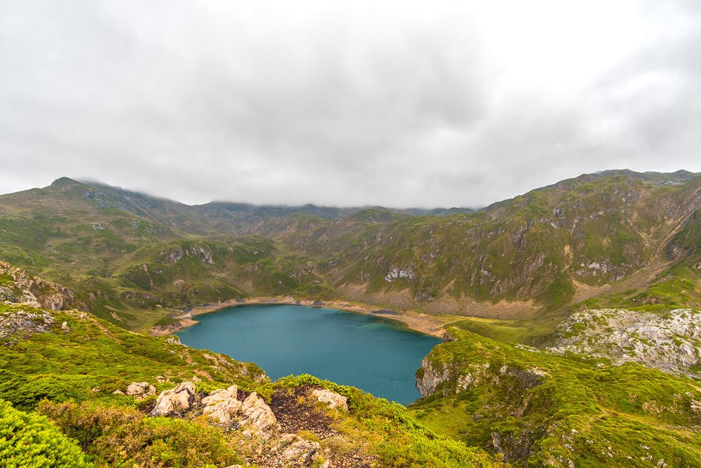 El lago Calabazosa, también llamado lago Negro, es un atractivo natural de Somiedo. Parques naturales Asturias. Turismo rural en la montaña asturiana.
