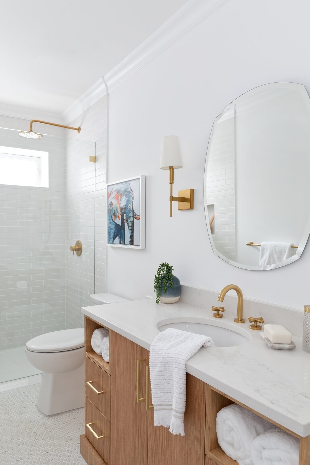 How to achieve a fresh + timeless bathroom refresh 👇🏻

&lt; Keep the colour palette simple
&lt; Play with scale and textures
&lt; Choose metal tones like polished nickel or gold to reflect the light
&lt; Select classic shapes like penny rounds and 