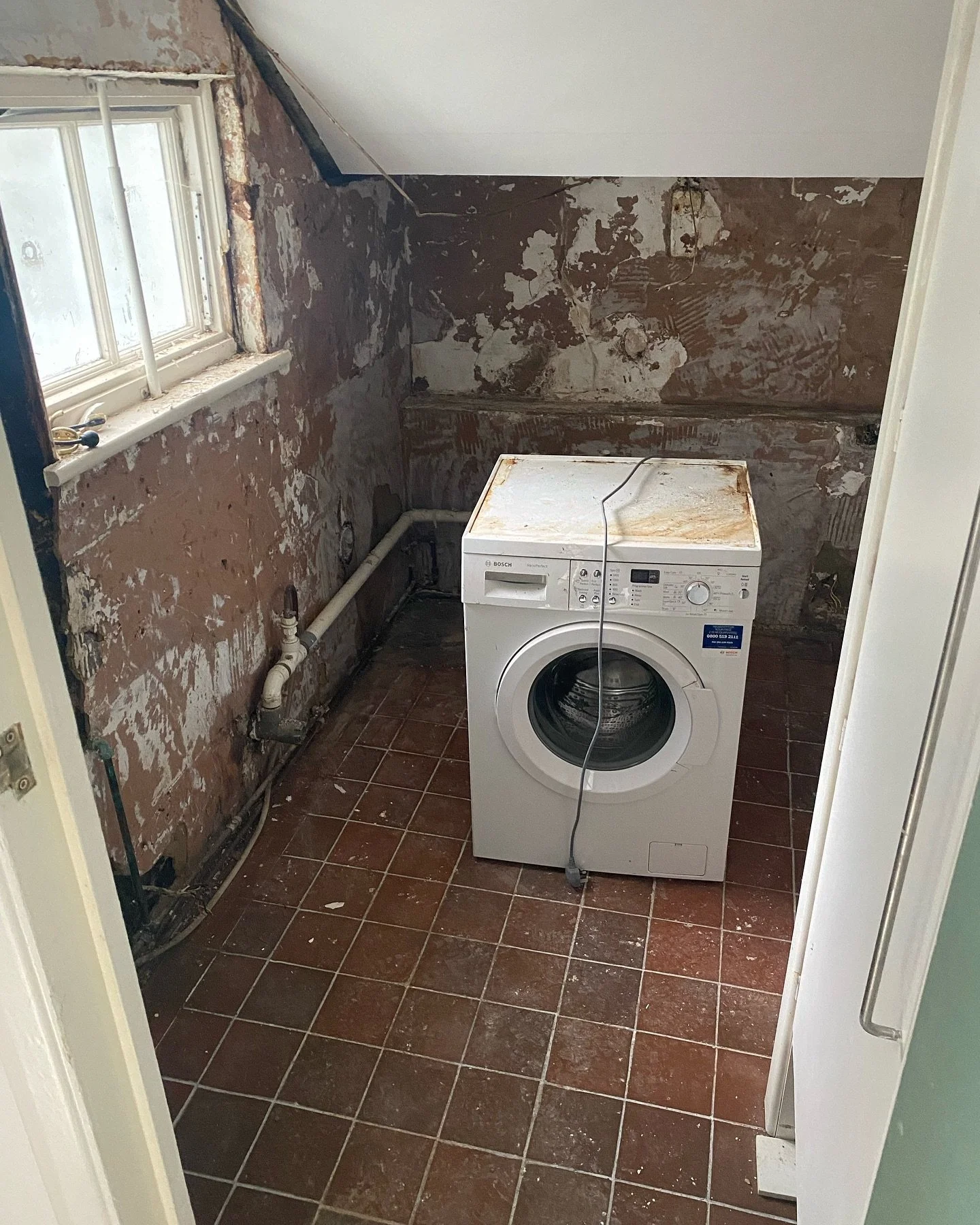Utility room glow up 🧺💕

Worktop and units @wrenkitchens 
Tiles @capietra 
Brass Sockets @screwfix_uk 
Ruby&rsquo;s hamper @johnlewis 
Ruby&rsquo;s bowls @blankearth 
Ruby&rsquo;s dog mat @sosouk 
Wall shelves @coxandcox 

#utilityroom #utilityroom