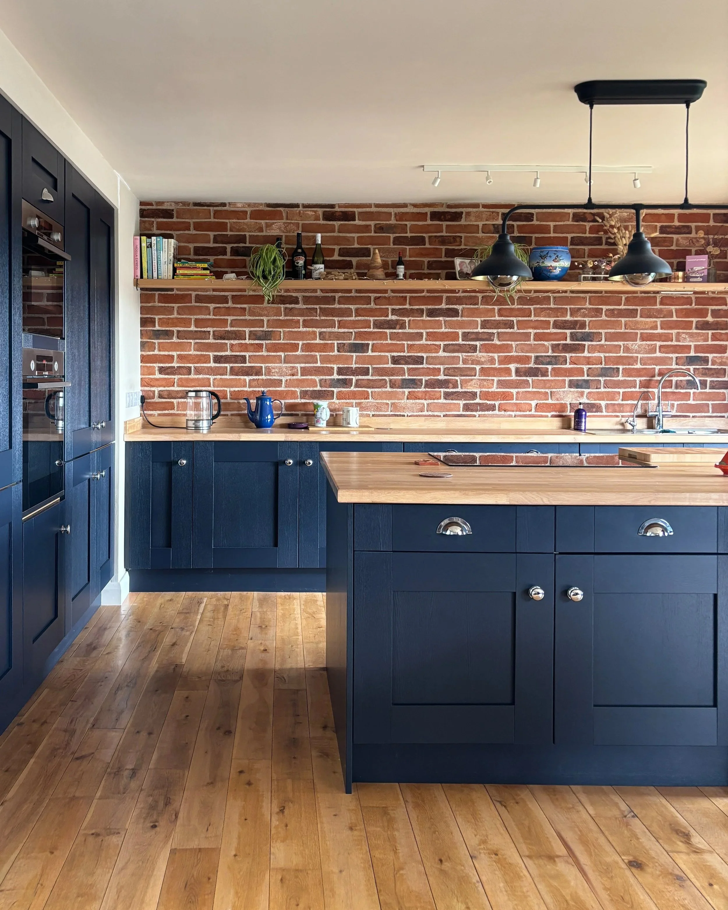 Kitchen with hob on island