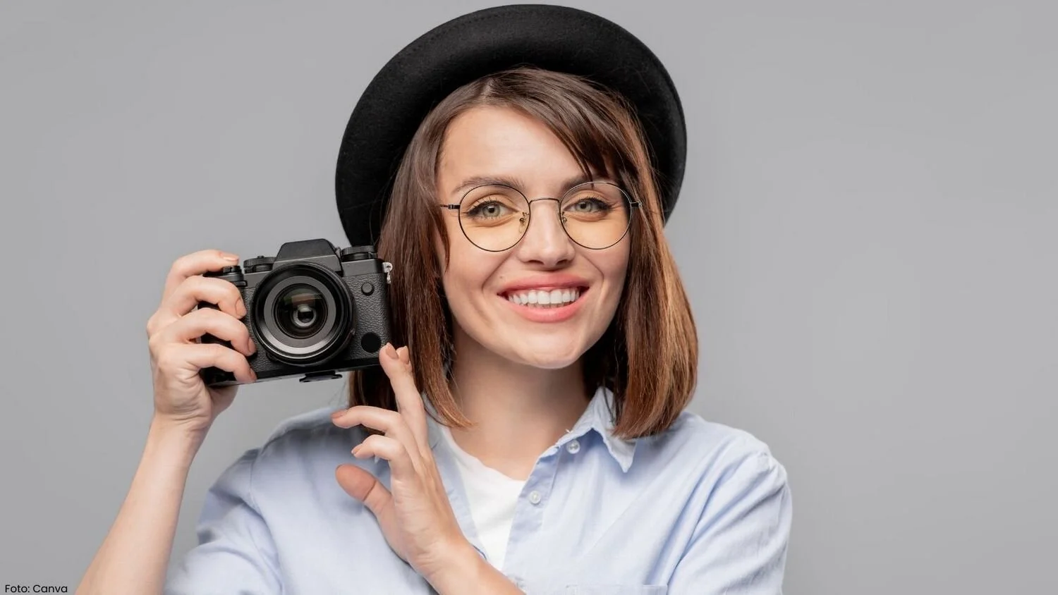 Kvinne som poserer med kamera. Foto: @pressmaster / Canva