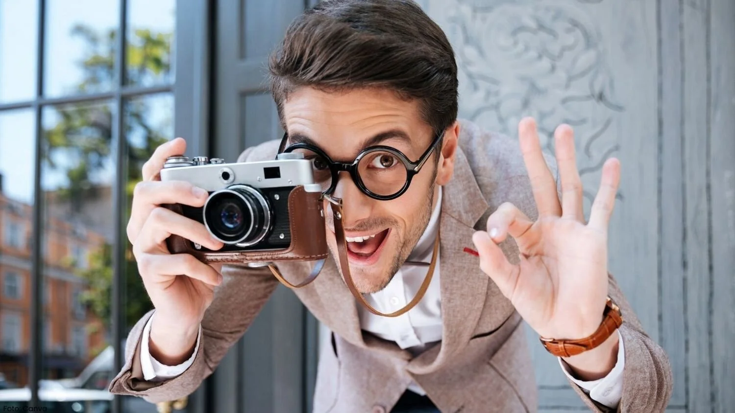 Mann med kamera som gjer ablegøyer mot fotografen. Foto: @dean-drobot / Canva