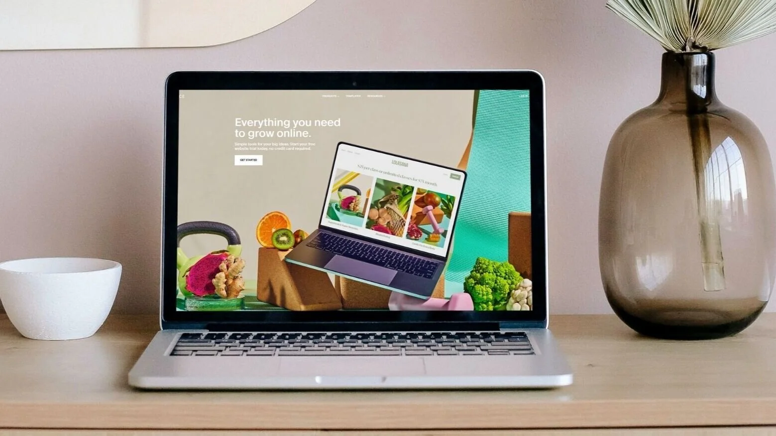 Bilde av pc med Squarespace-nettside på skjermen. (Fotomontsje laga i Canva)