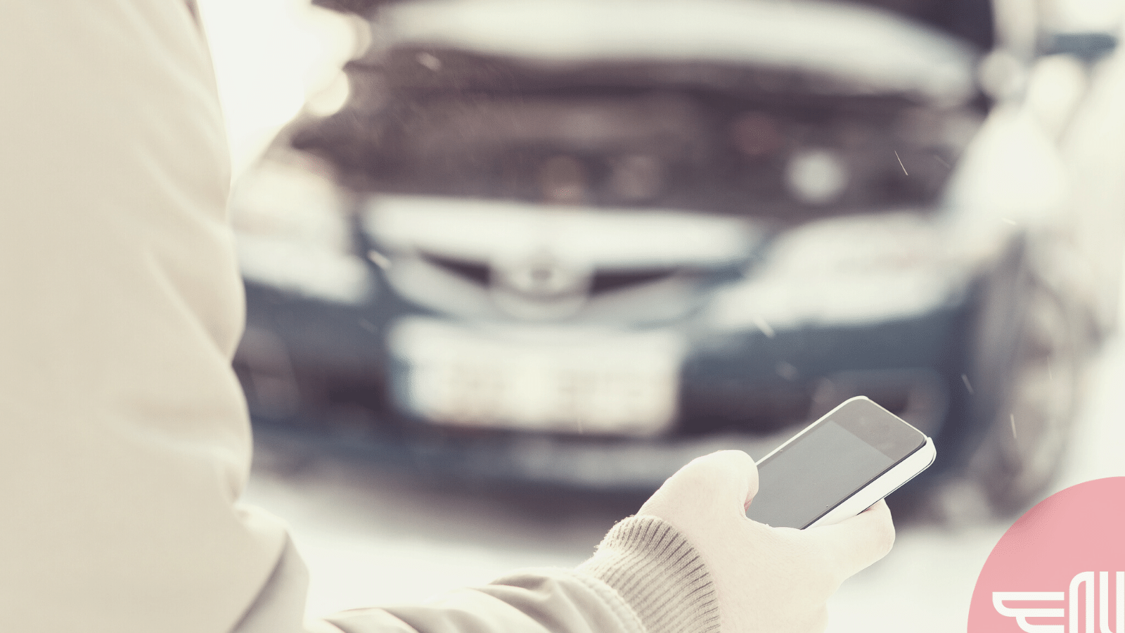 Mann søker etter hjelp på smarttelefon. Foto: Canva/Syda Productions