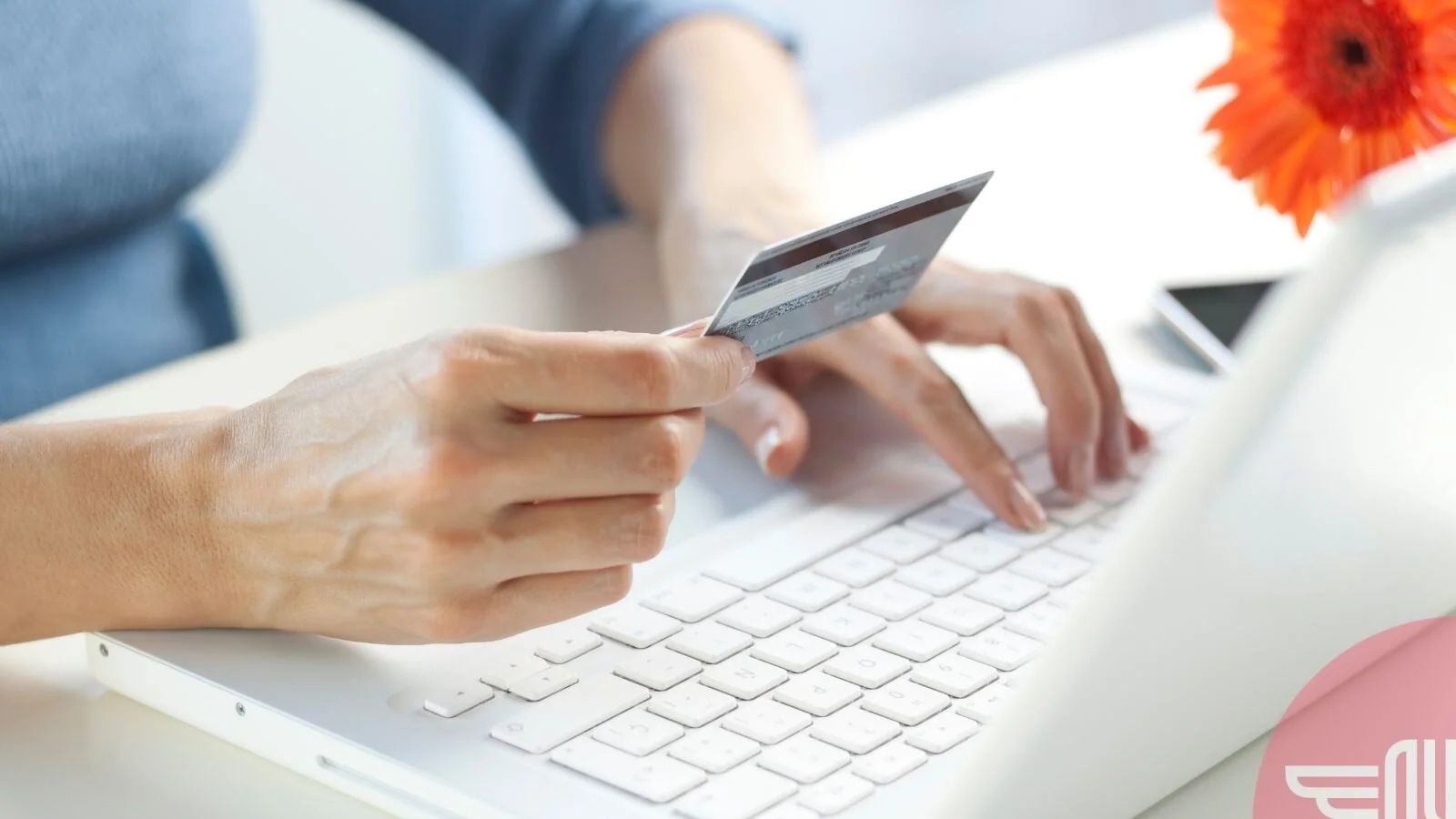 Person med bankkort ved PC. Foto: MarsBars, Getty Images / Canva