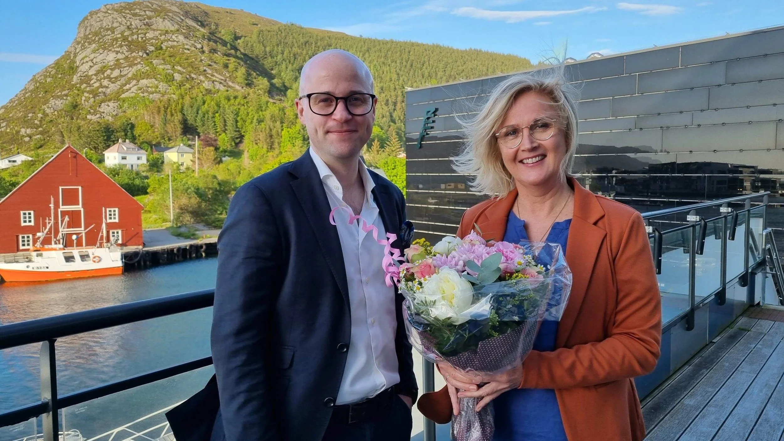 Peder Lofnes Hauge og Monika Haanes Waagan med blomebukett utanfor Fosnavåg konserthus.