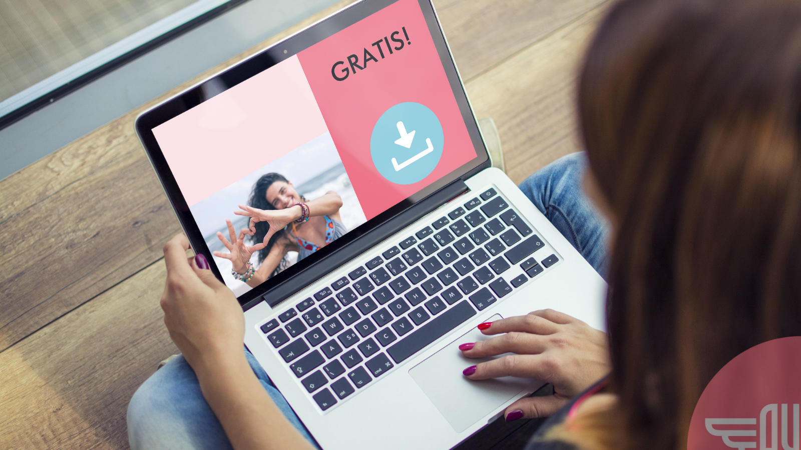 Kvinne med PC med gratisprodukt på skjermen.