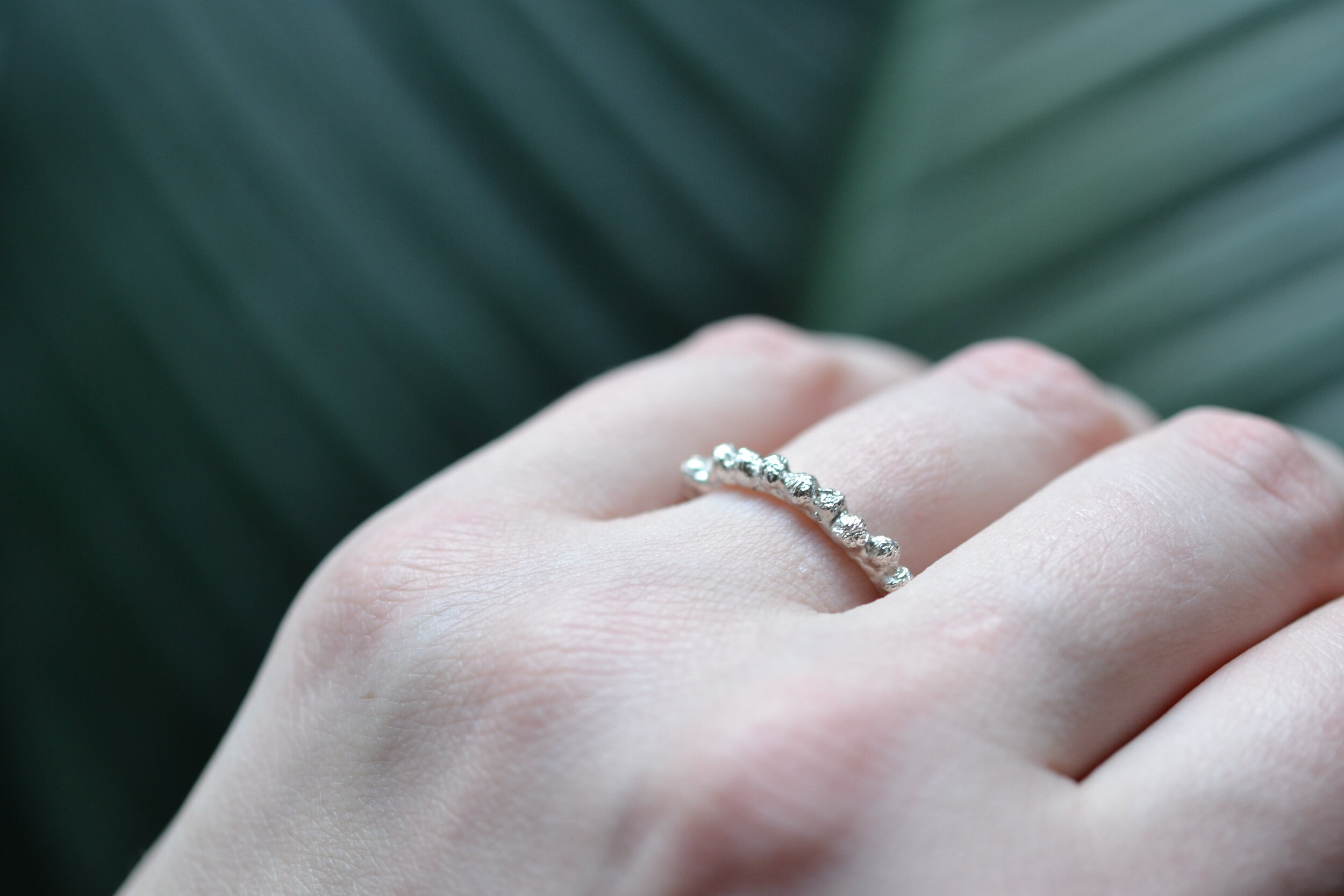Une main portant une bague à pois par Bijoux de La Lande