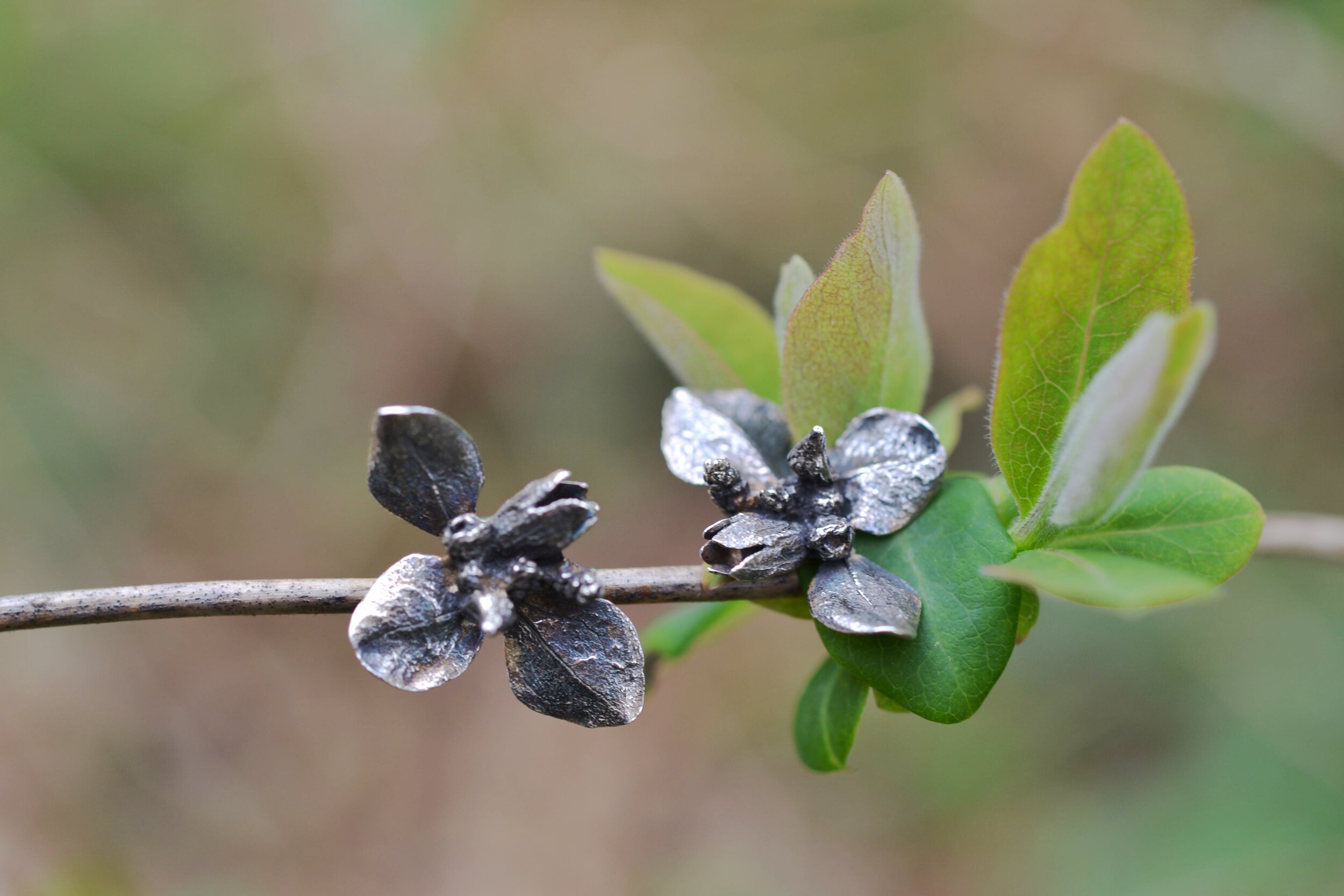 Boucles d'oreilles feuille en argent massif suspendues à une branche par Bijoux de La Lande