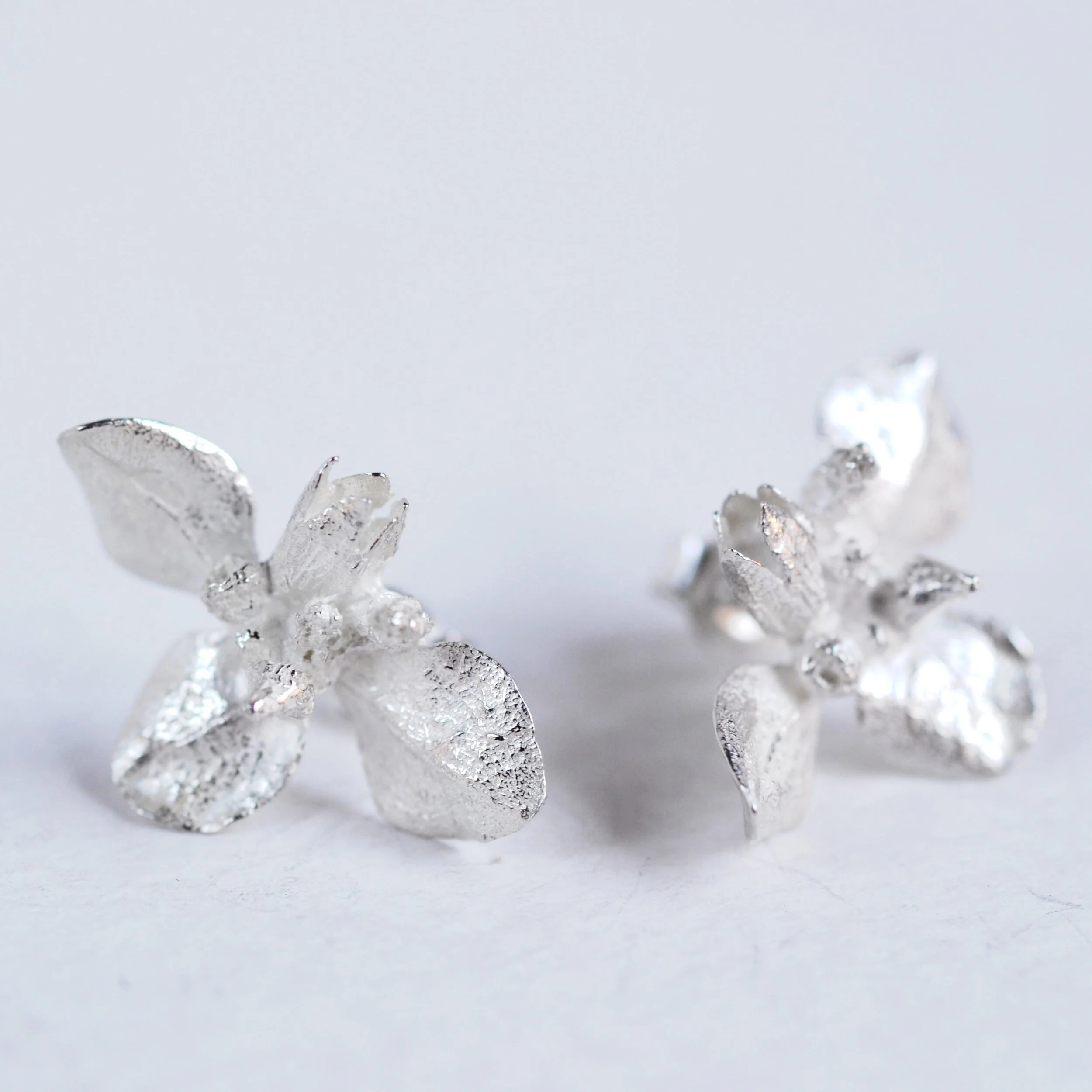 Des boucles d'oreilles feuille en argent massif par Bijoux de La Lande