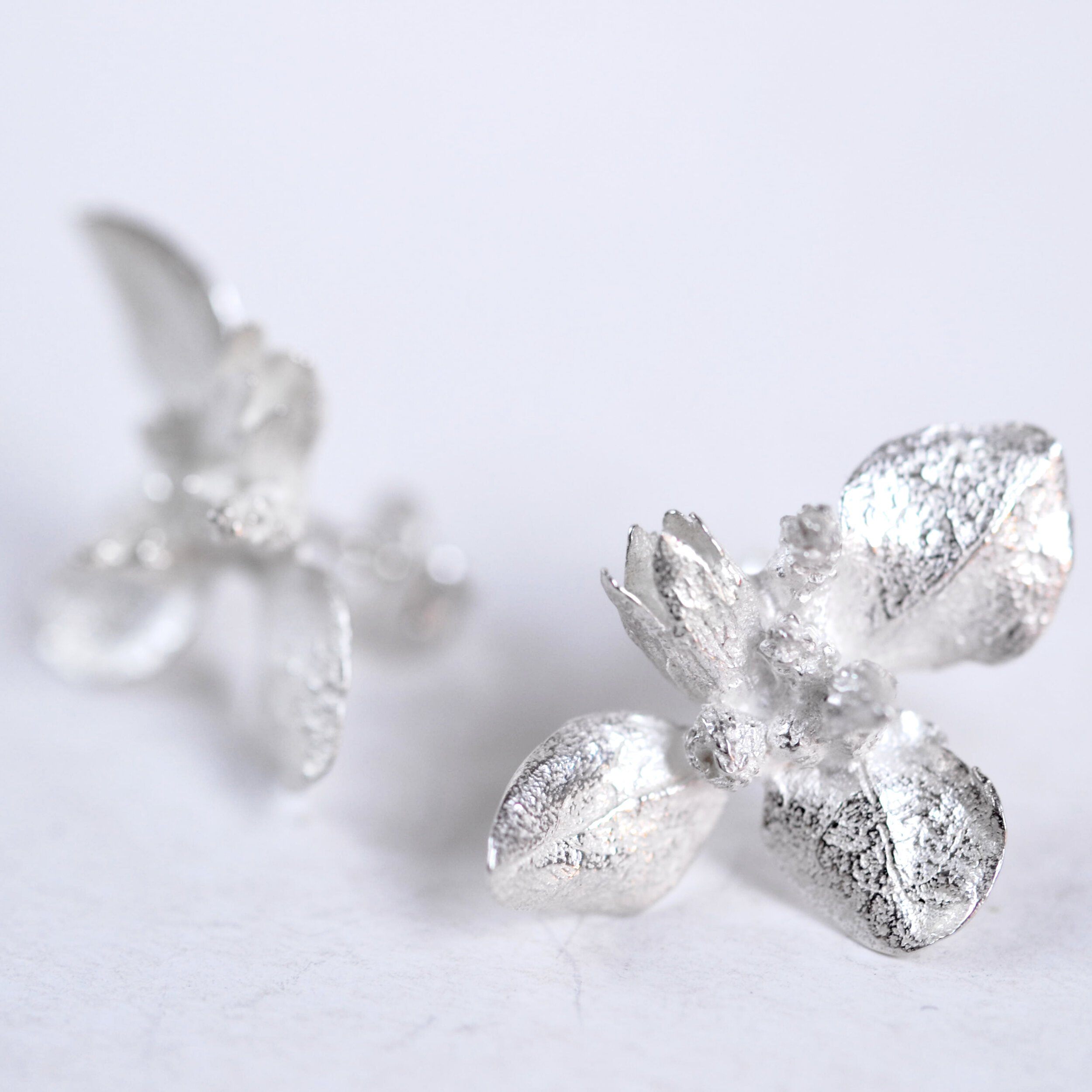 Des boucles d'oreilles feuille en argent massif par Bijoux de La Lande