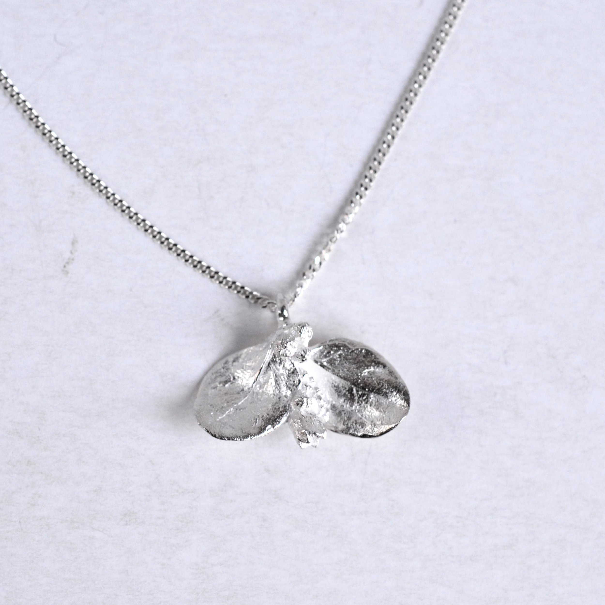 Collier avec pendentif feuille en argent massif, par Bijoux de La Lande