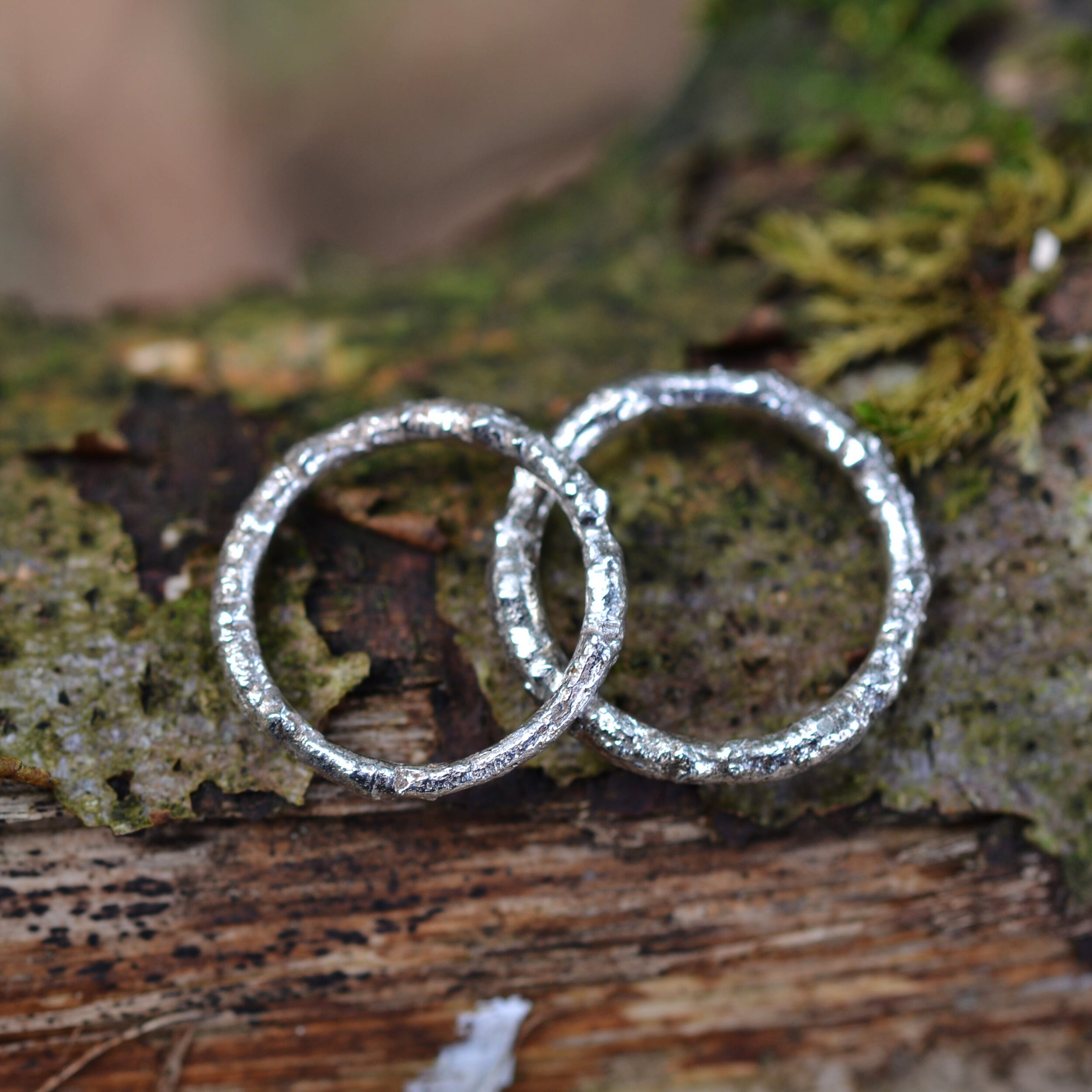 deux bagues brindille en argent posées dans la nature par Bijoux de La Lande