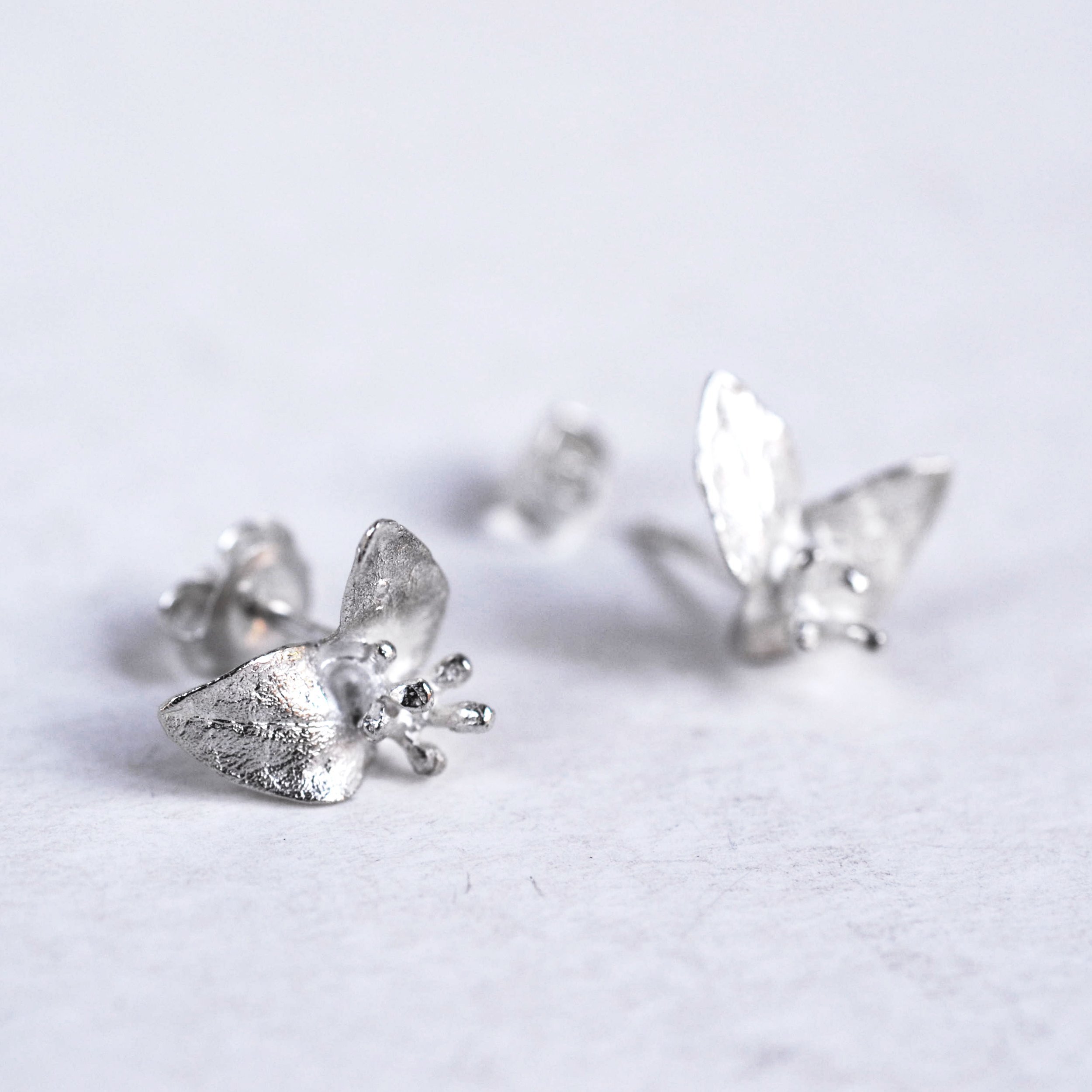 Des petites boucles d'oreilles puces feuille en argent massif par Bijoux de La Lande