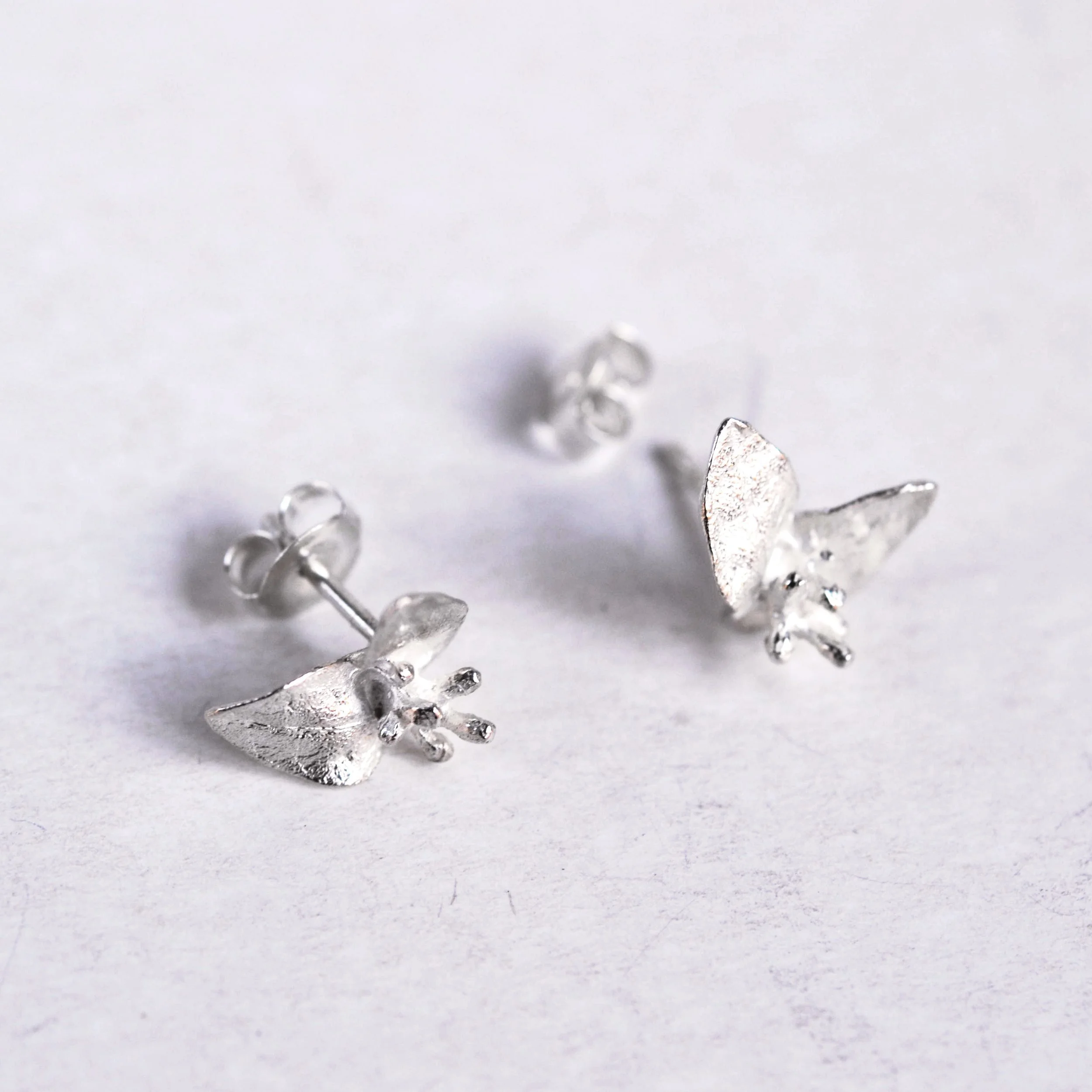 Des petites boucles d'oreilles puces feuille en argent massif par Bijoux de La Lande