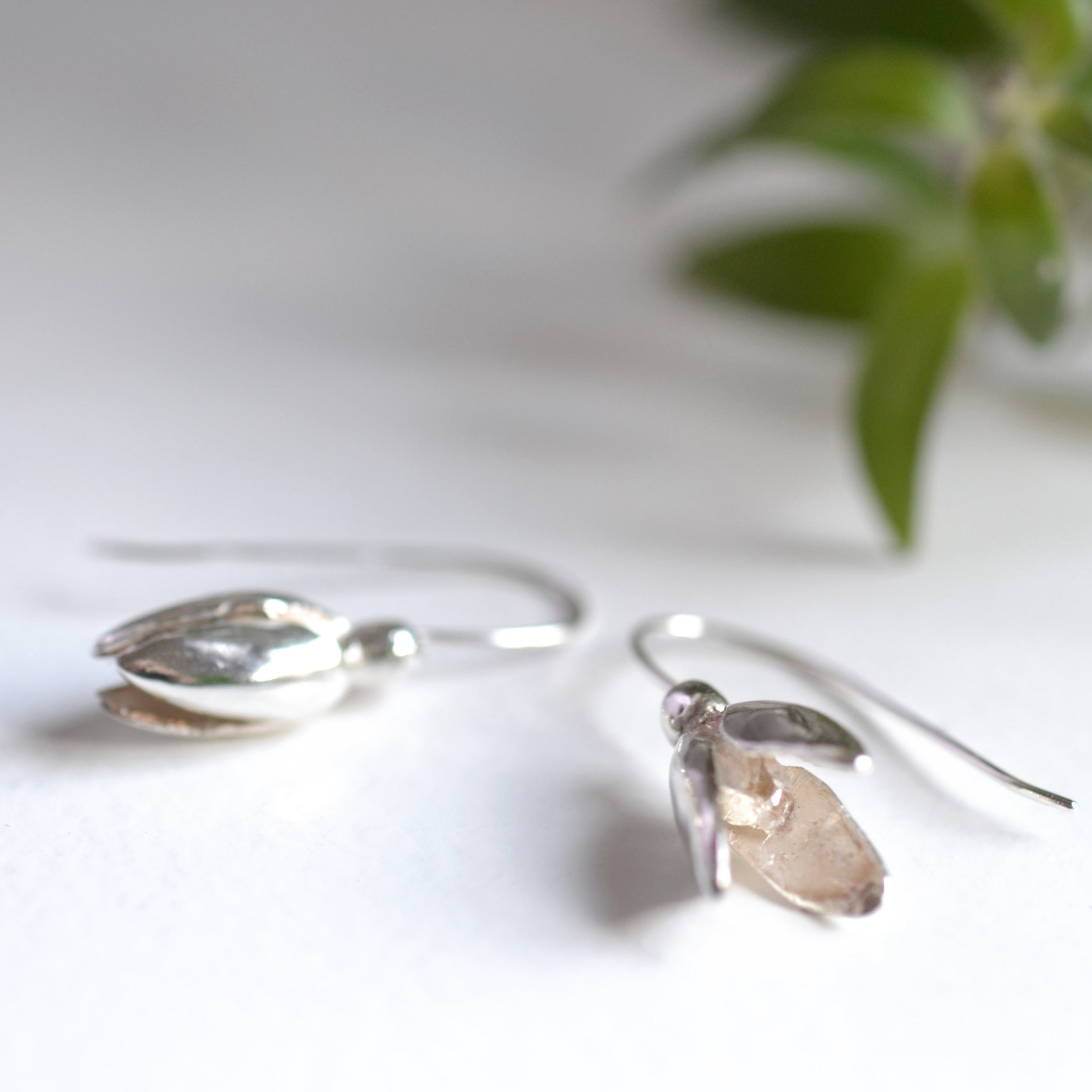 Des boucles d'oreilles perce-neige en argent massif par Bijoux de La Lande