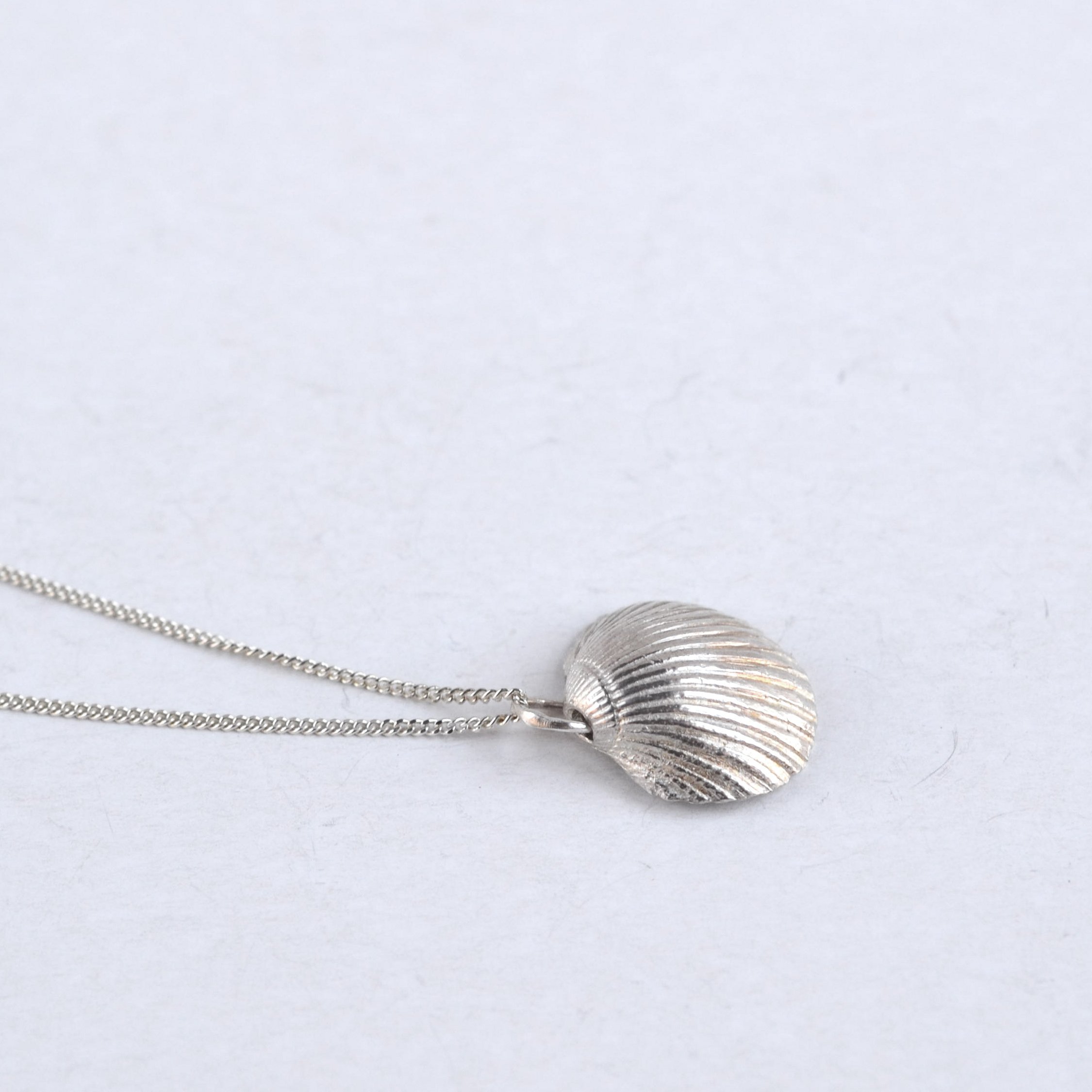 collier avec un pendentif coquillage en argent massif, par Bijoux de La Lande