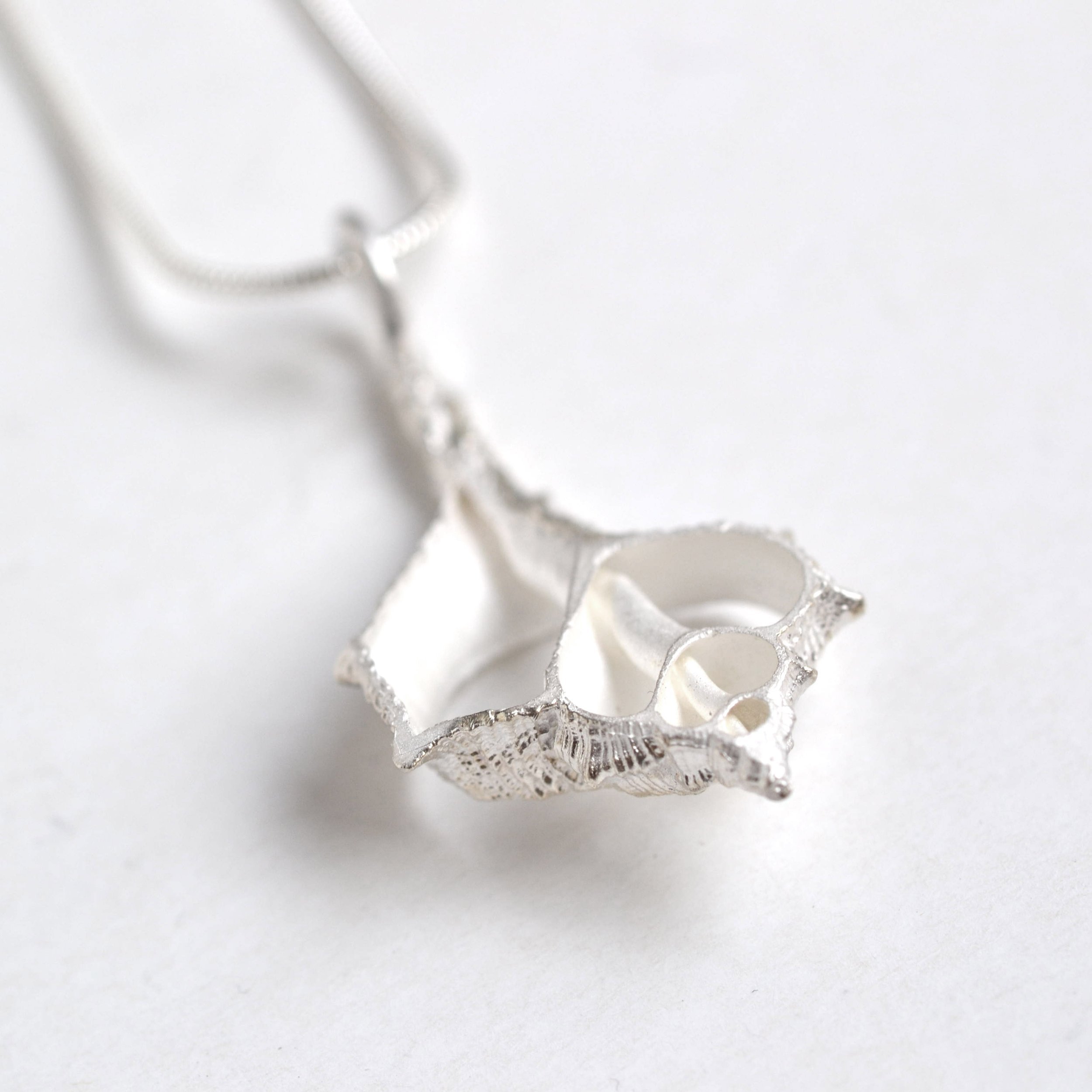 Collier avec un pendentif coquillage ouvert en argent massif, par Bijoux de La Lande