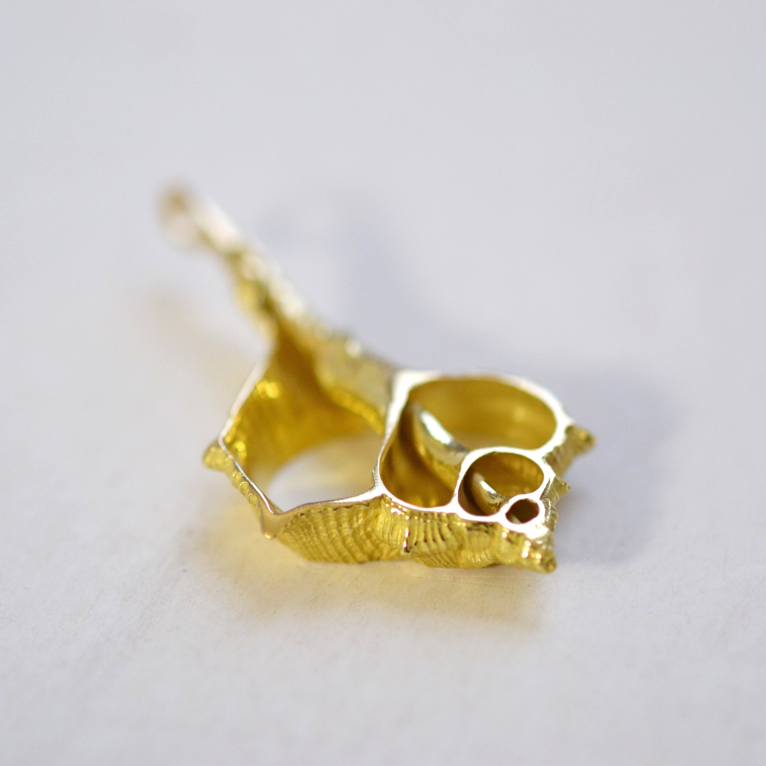 Un pendentif coquillage ouvert en or massif 14k 18k, par Bijoux de La Lande