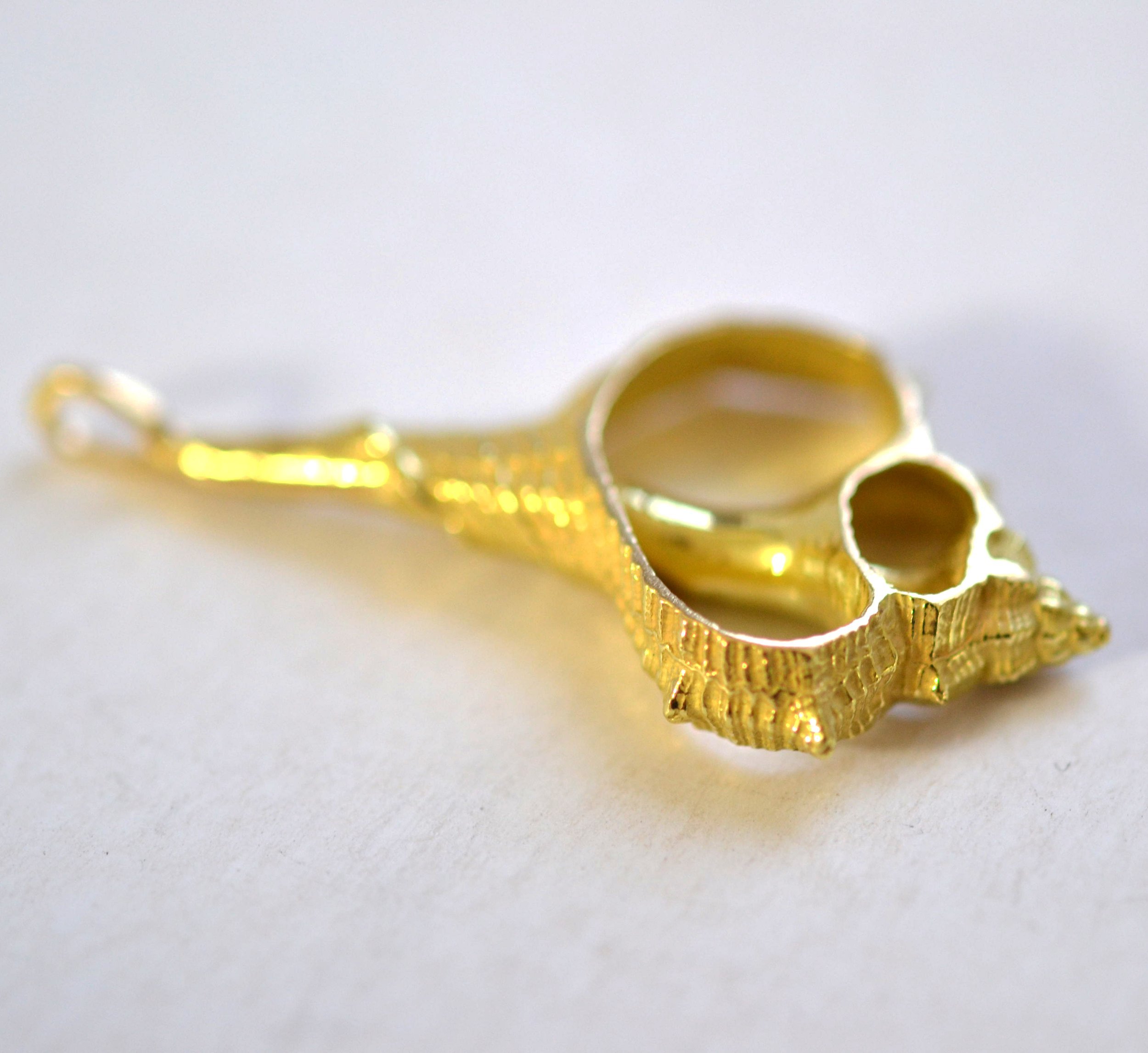 Un pendentif coquillage ouvert en or massif 14k 18k, par Bijoux de La Lande