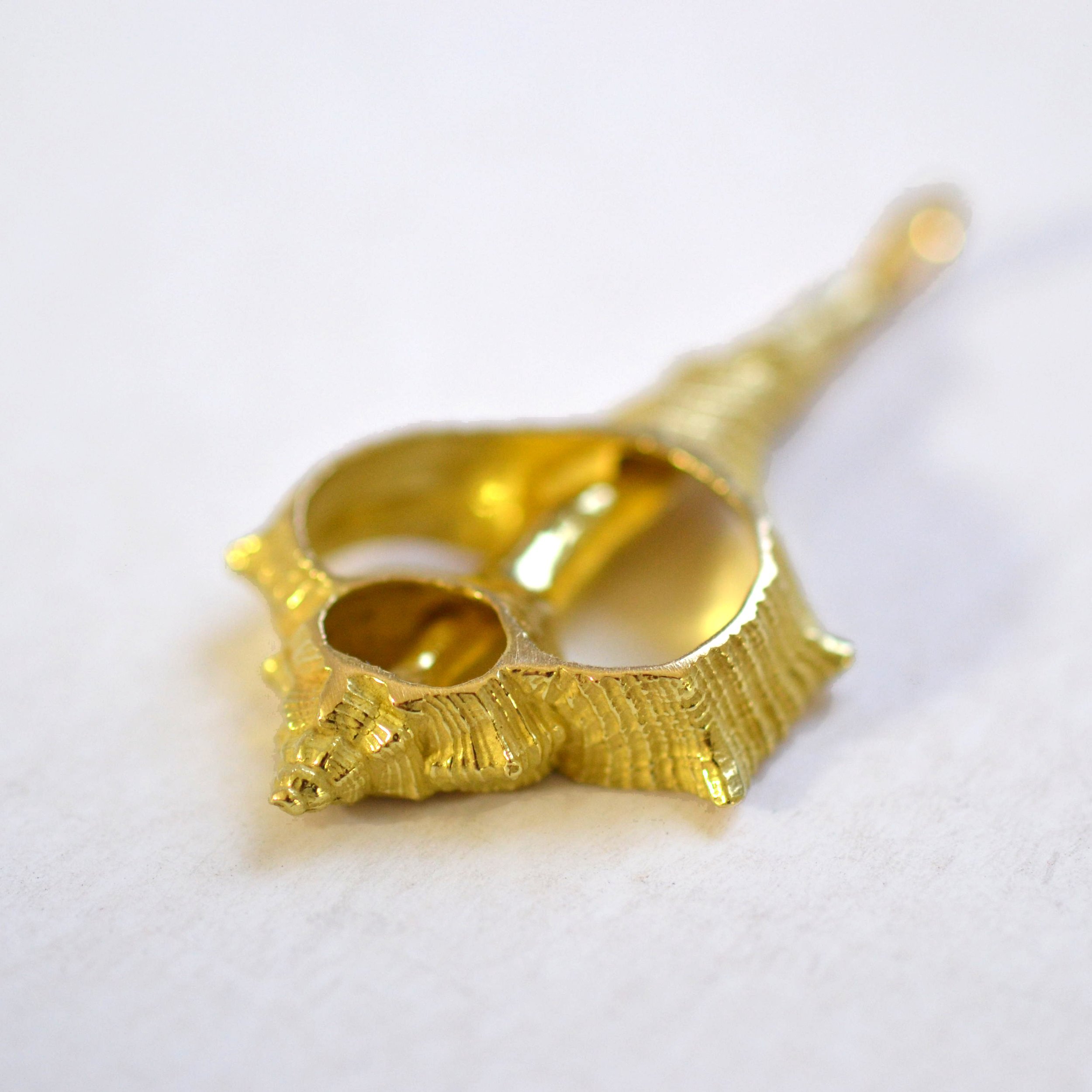 Un pendentif coquillage ouvert en or massif 14k 18k, par Bijoux de La Lande