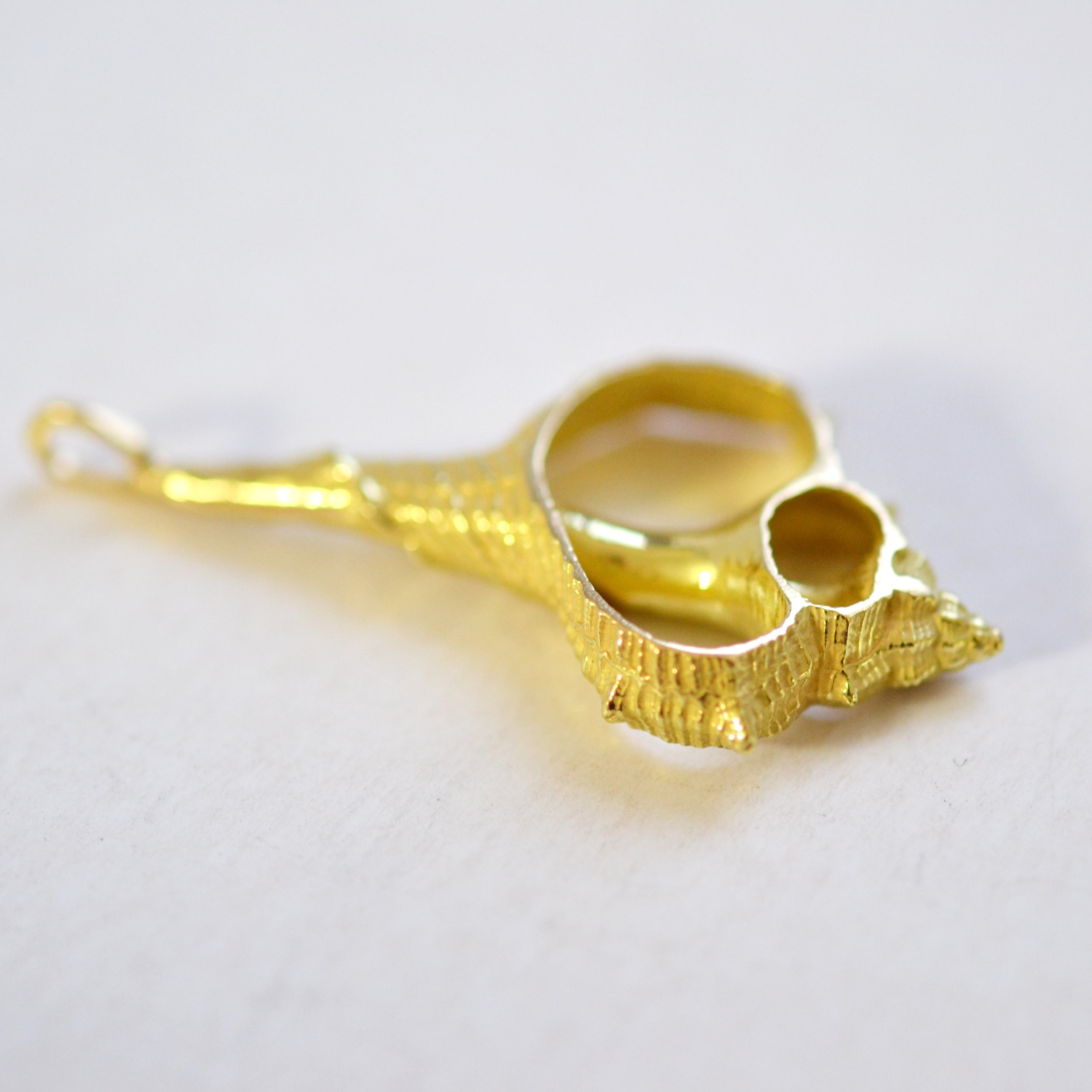 Un pendentif coquillage ouvert en or massif 14k 18k, par Bijoux de La Lande