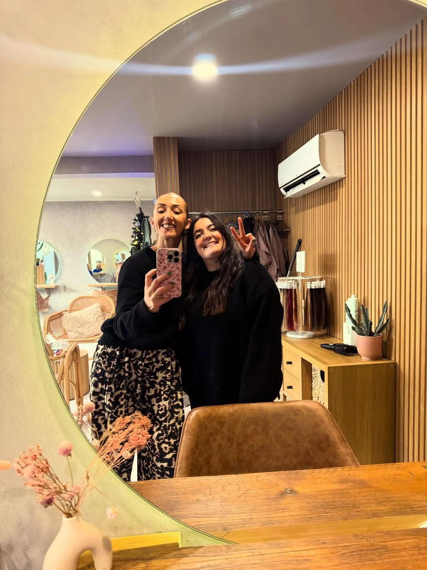 Wednesday carousel 

1. LAURENS BACK 💕
2. Christmas 
3. Trolley set up 
4. Baby Ceclias first visit to Hive 💖
5. Texture 
6. Wet balayage process porn 
7. Gloss 💧