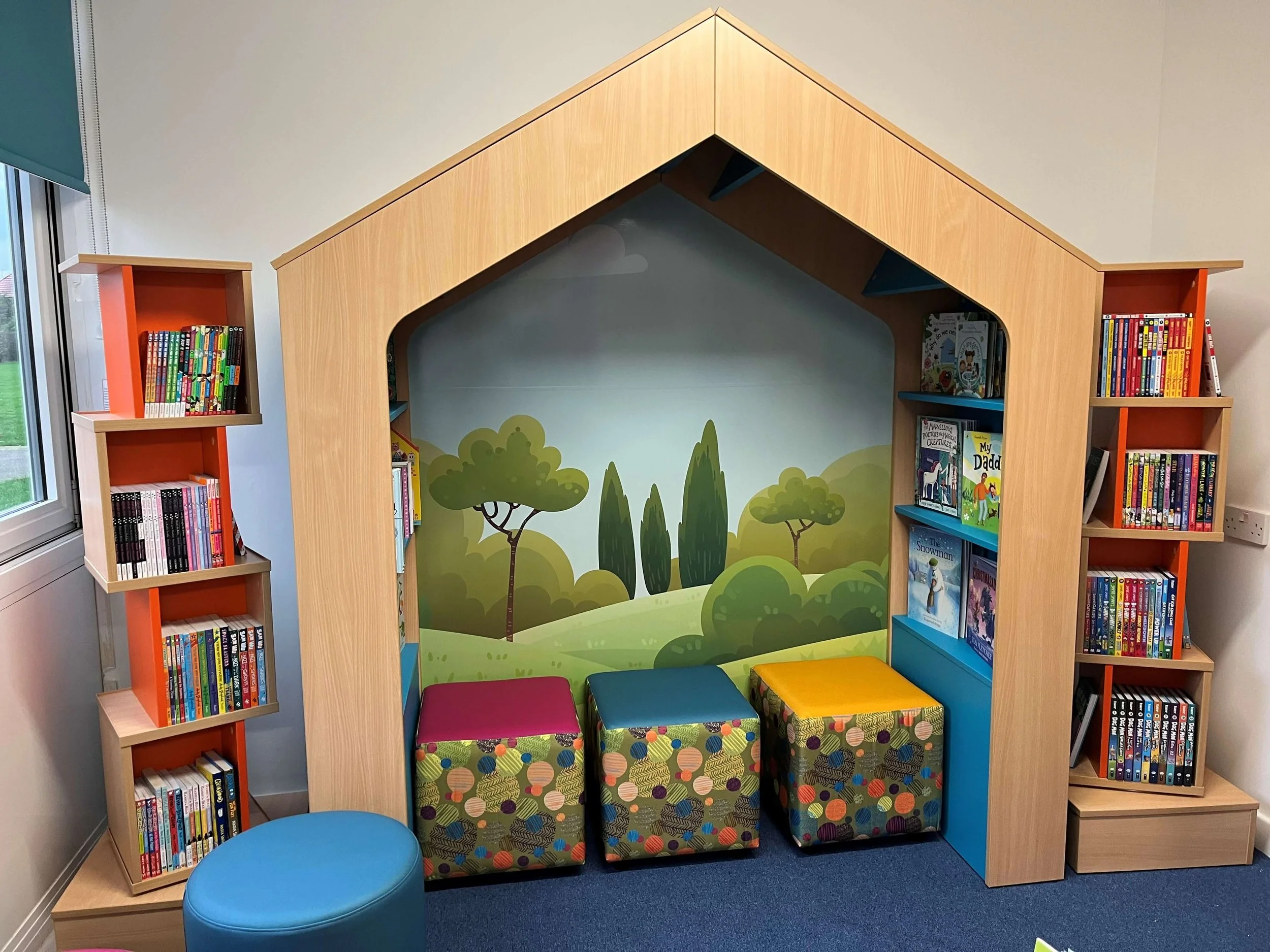 Children's reading nook with children's picture books and early chapter books. Primary School Library Books for Early Readers. 