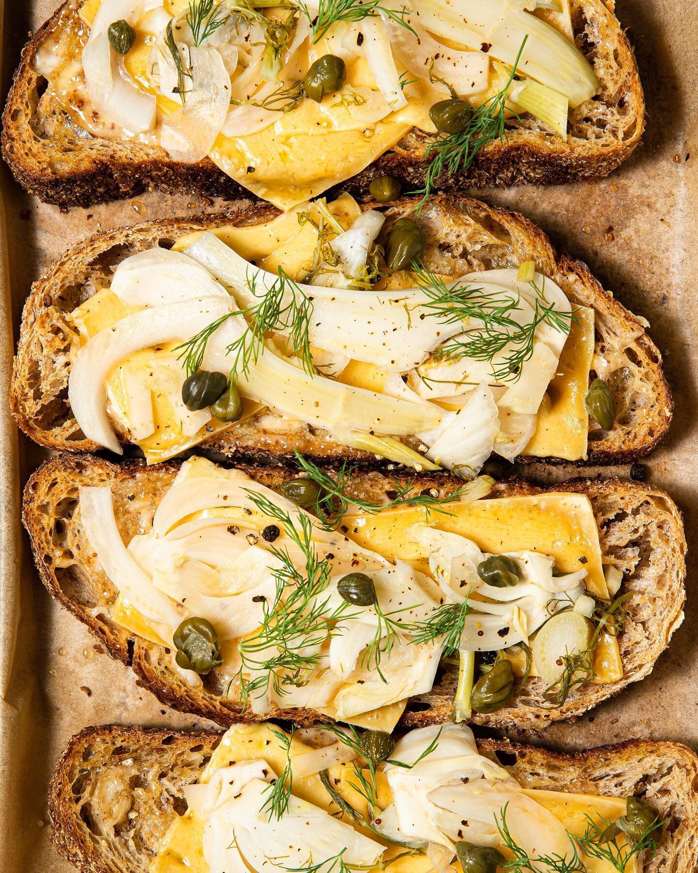 PICKLED FENNEL &amp; GRILLED CHEESE SANDWICH &thinsp;
&thinsp;
Pickled vegetables are an absolute game changer. The crunch, the acidity, the flavours they&rsquo;re infused with - in this case: garlic, lemon, mustard seeds and peppercorns. 🙏&thinsp;
