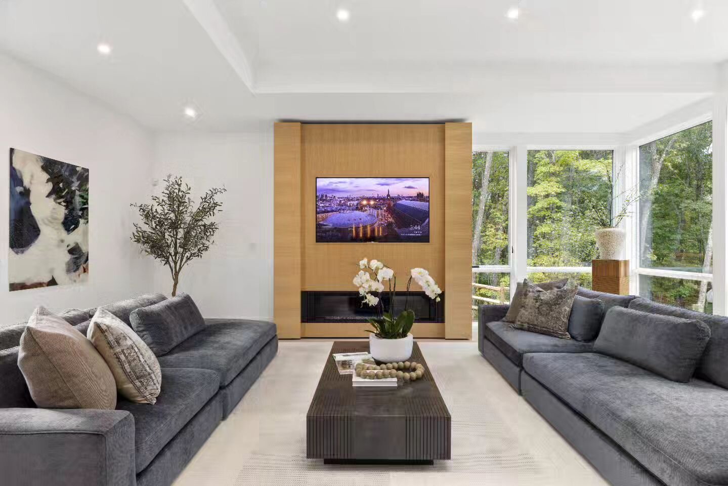 Greenery can add a refreshing contrast and a sense of vitality to the modern staged environment.

#stagingworkswonders #stagingsellshomes #stagedtosell #stagingspaces #sellingalifestyle #sellingluxuryhomes