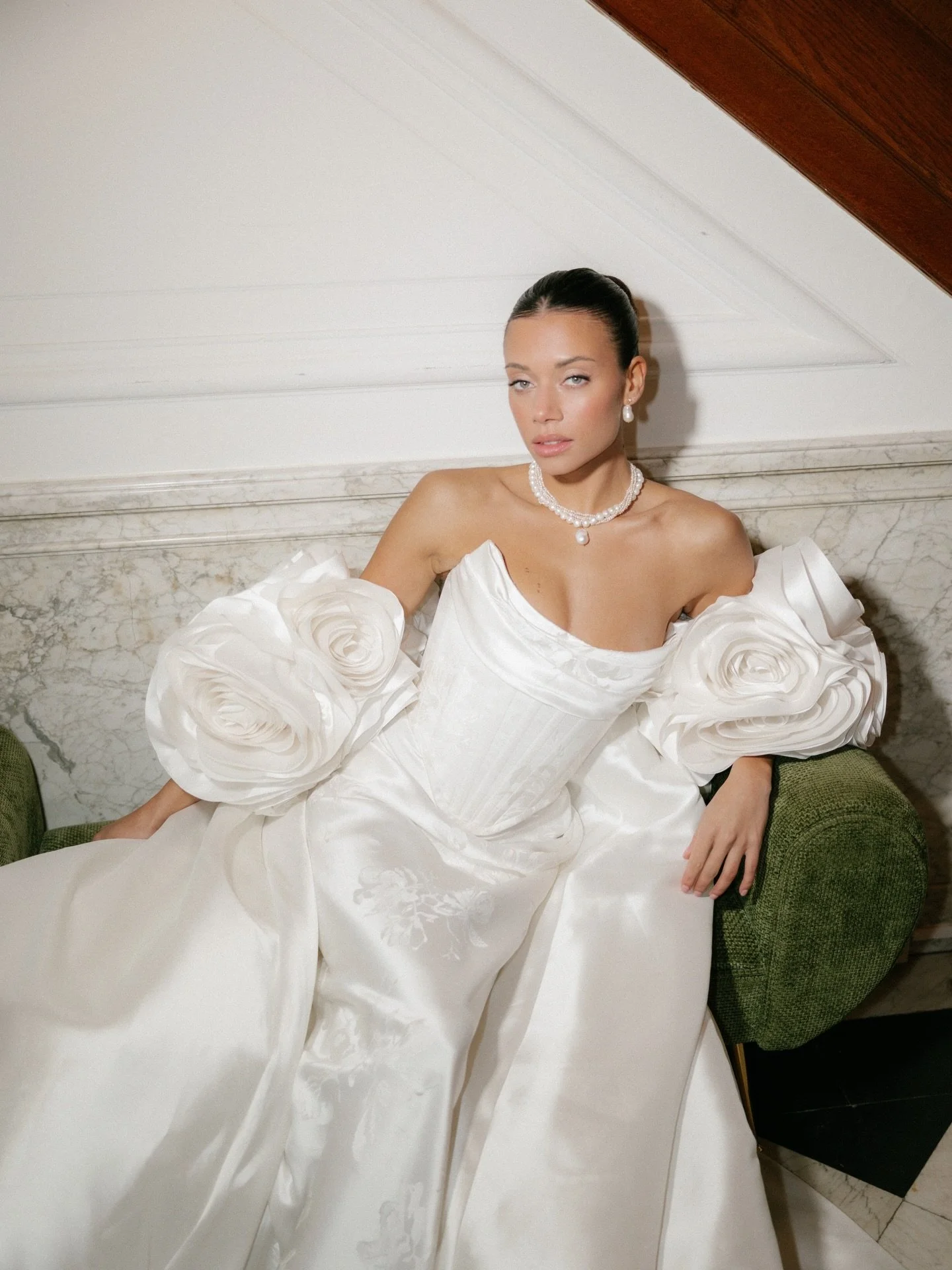 A dress that whispered luxury and a bride who made it unforgettable. 🕊️

LOCATIE @kasteelengelenburg 
WEDDINGPLANNER &amp; CONCEPT @letoileweddings 
CONTENT CREATOR @bielobridal
MUAH @sandrabierens_bridal
FLOWERS @bloombybeau
STYLING @letoilewedding