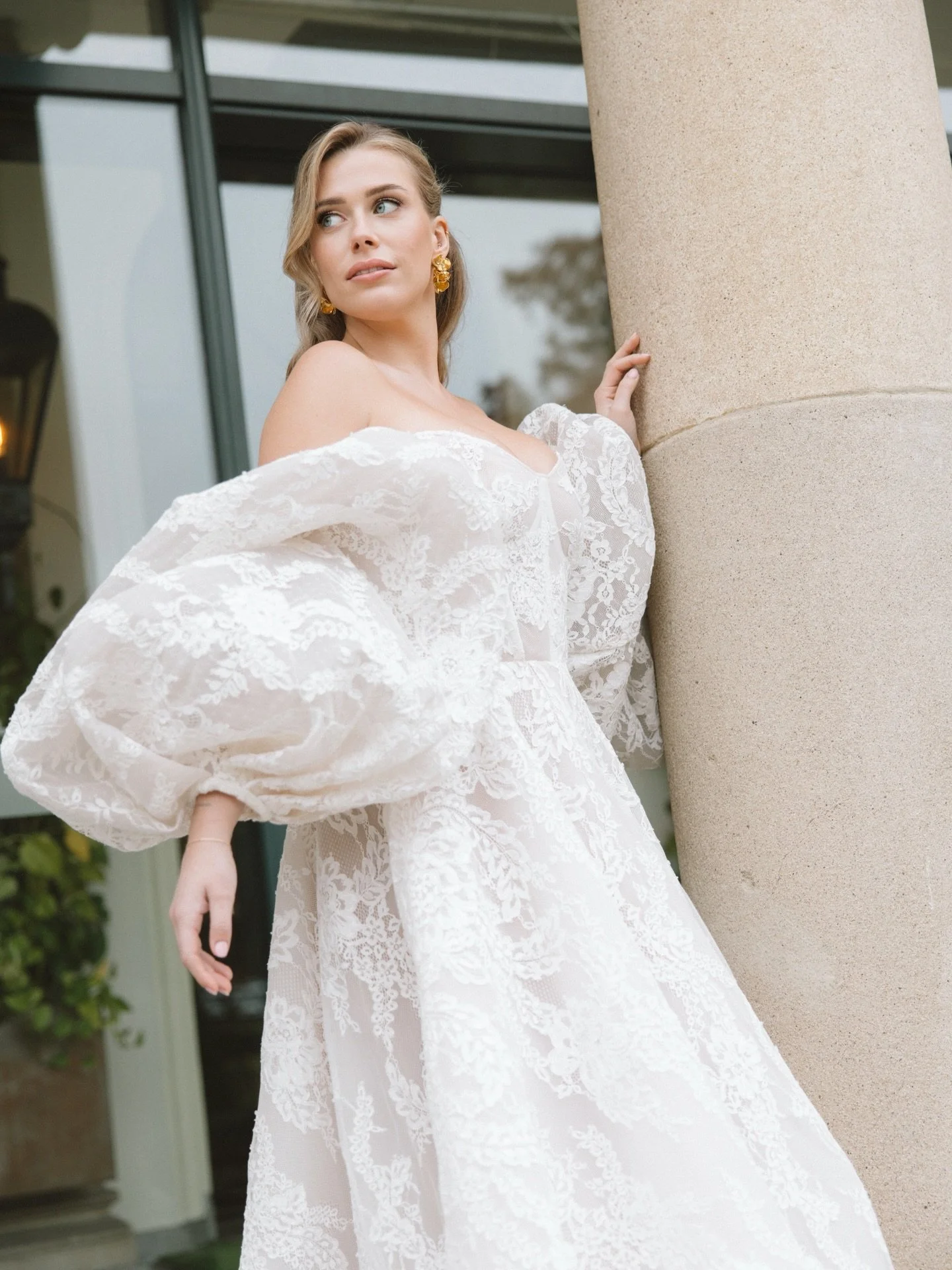 Loved shooting these two @victoria_vermeer &amp; @sem_klaassen 🤍

LOCATIE @kasteelengelenburg 
WEDDINGPLANNER &amp; CONCEPT @letoileweddings 
CONTENT CREATOR @bielobridal
MUAH @sandrabierens_bridal 
FLOWERS @bloombybeau
STYLING @letoileweddings
DRES