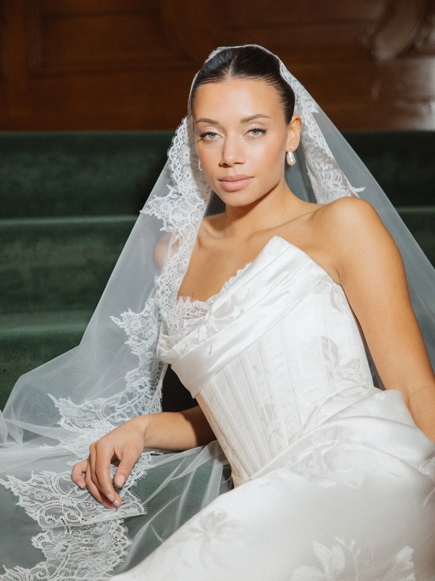 A moment for the bride @chantalvdalen 🤍

LOCATIE @kasteelengelenburg 
WEDDINGPLANNER &amp; CONCEPT @letoileweddings
MUAH @sandrabierens_bridal 
FLOWERS @bloombybeau 
STYLING @letoileweddings 
DRESS @atelieredwinoudshoornbridal 
RINGS @rozenhof_trouw