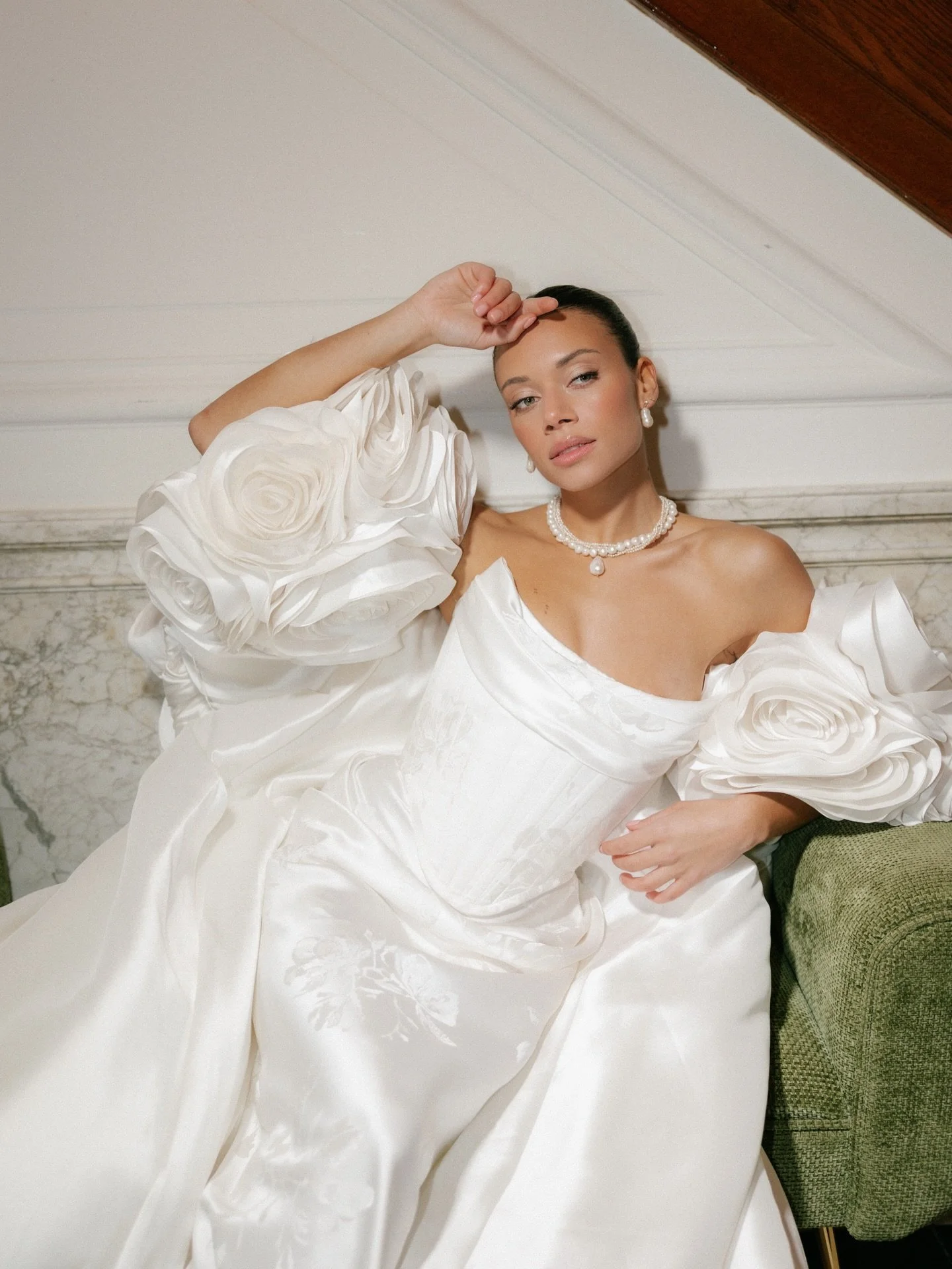 It&rsquo;s a love story 🤍

LOCATIE @kasteelengelenburg 
WEDDINGPLANNER &amp; CONCEPT @letoileweddings 
MUAH @sandrabierens_bridal 
FLOWERS @bloombybeau 
STYLING @letoileweddings 
DRESS @atelieredwinoudshoornbridal 
RINGS @rozenhof_trouwringen
MODEL 