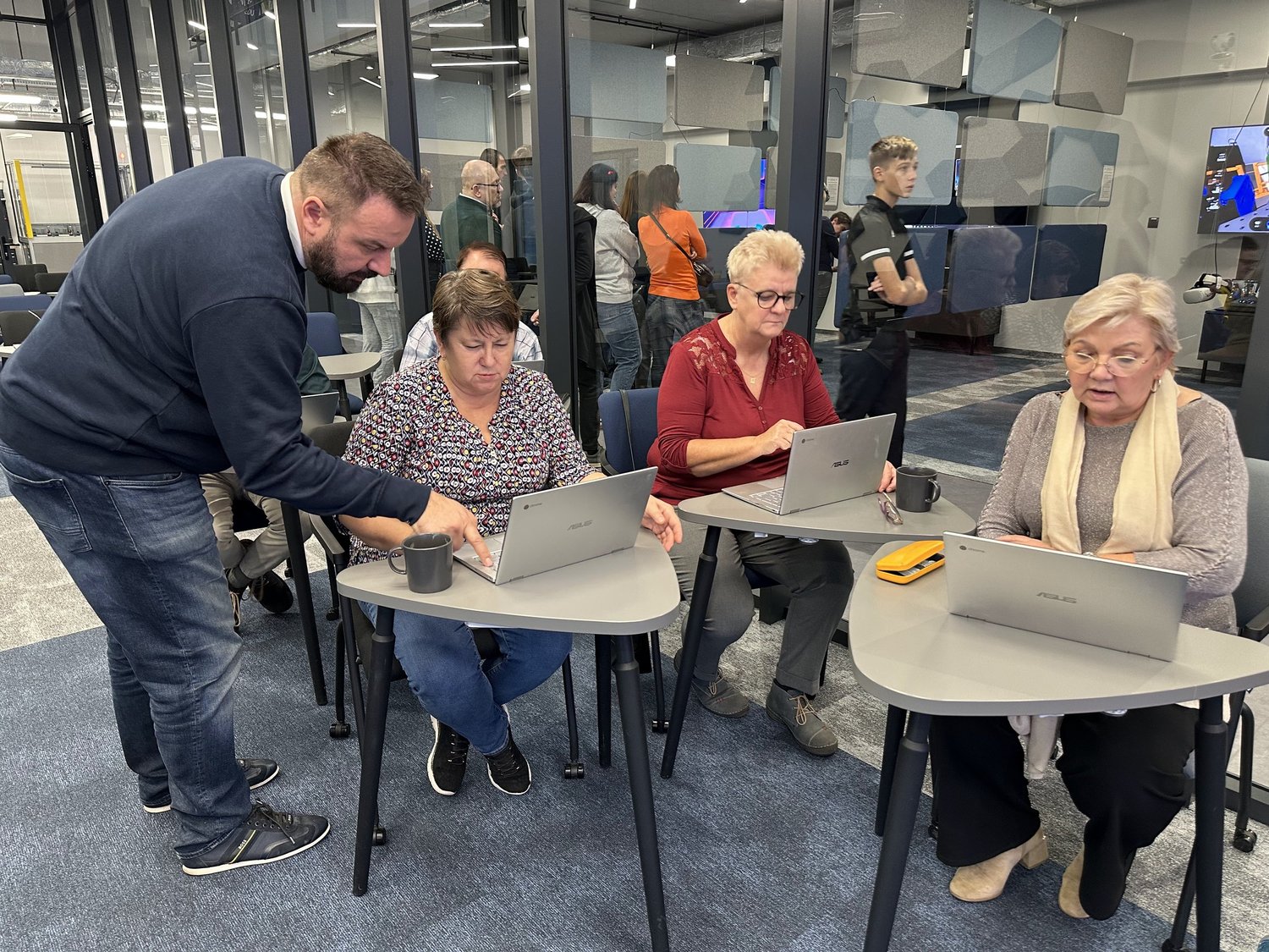 Toruń: szkolenia z AI, cyberbezpieczeństwa, druku 3D i VR dla nauczycieli TEB Edukacja