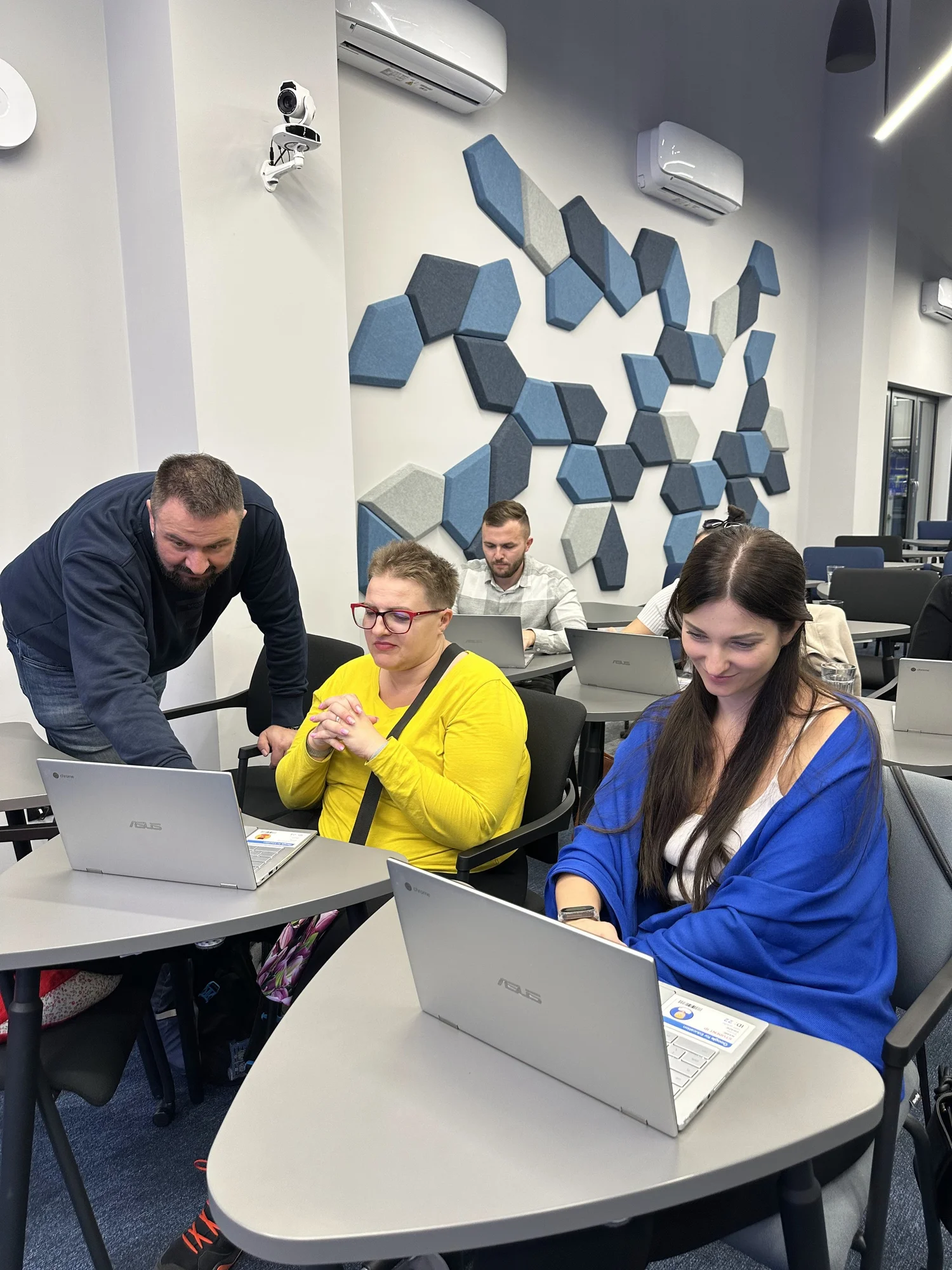 Toruń: szkolenia z AI, cyberbezpieczeństwa, druku 3D i VR dla nauczycieli TEB Edukacja