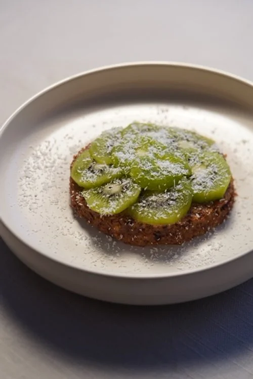 Tarte crue (dattes et noix) aux fruits frais 