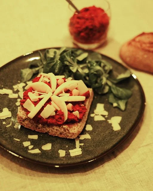 Tartine houmous betteraves et mâche