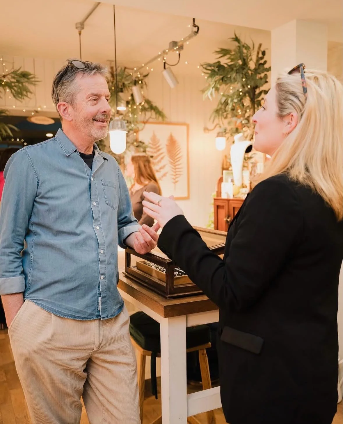 A lovely night celebrating with @alexmonroejewellery 🐝

As part of the brand&rsquo;s 40th anniversary, Alex has collaborated with @sophieharpley to create a custom wallpaper with gorgeous flowers and his famous bees