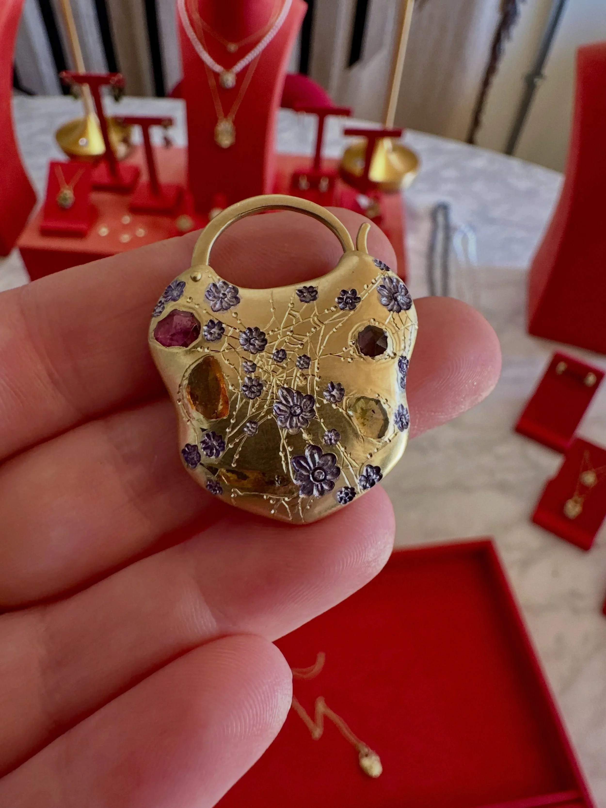 Like the majority of the @pollywales x @castrosmith collaboration, this Webs &amp; Wings Jumbo Locket has found a home (as you can read in my @financialtimes story, 11 of the 16 pieces sold within 30 minutes). 

Swipe to see me style it with a pearl 