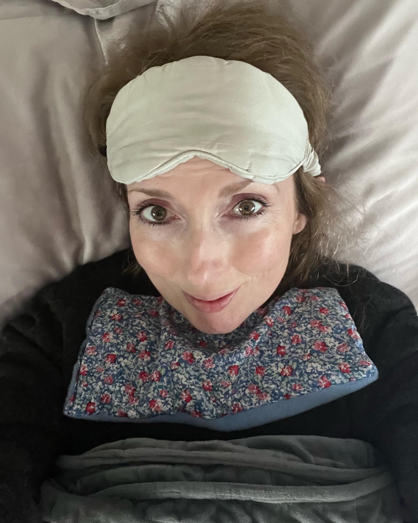 Excuse the unbrushed hair, it&rsquo;s my bank holiday look&hellip;

This is my good night&rsquo;s sleep toolkit:

- silk eye mask @marksandspencer

- silk pillow case @slipsilkpillowcase 

- weighted blanket @amazon 

- the latest addition - a lavend