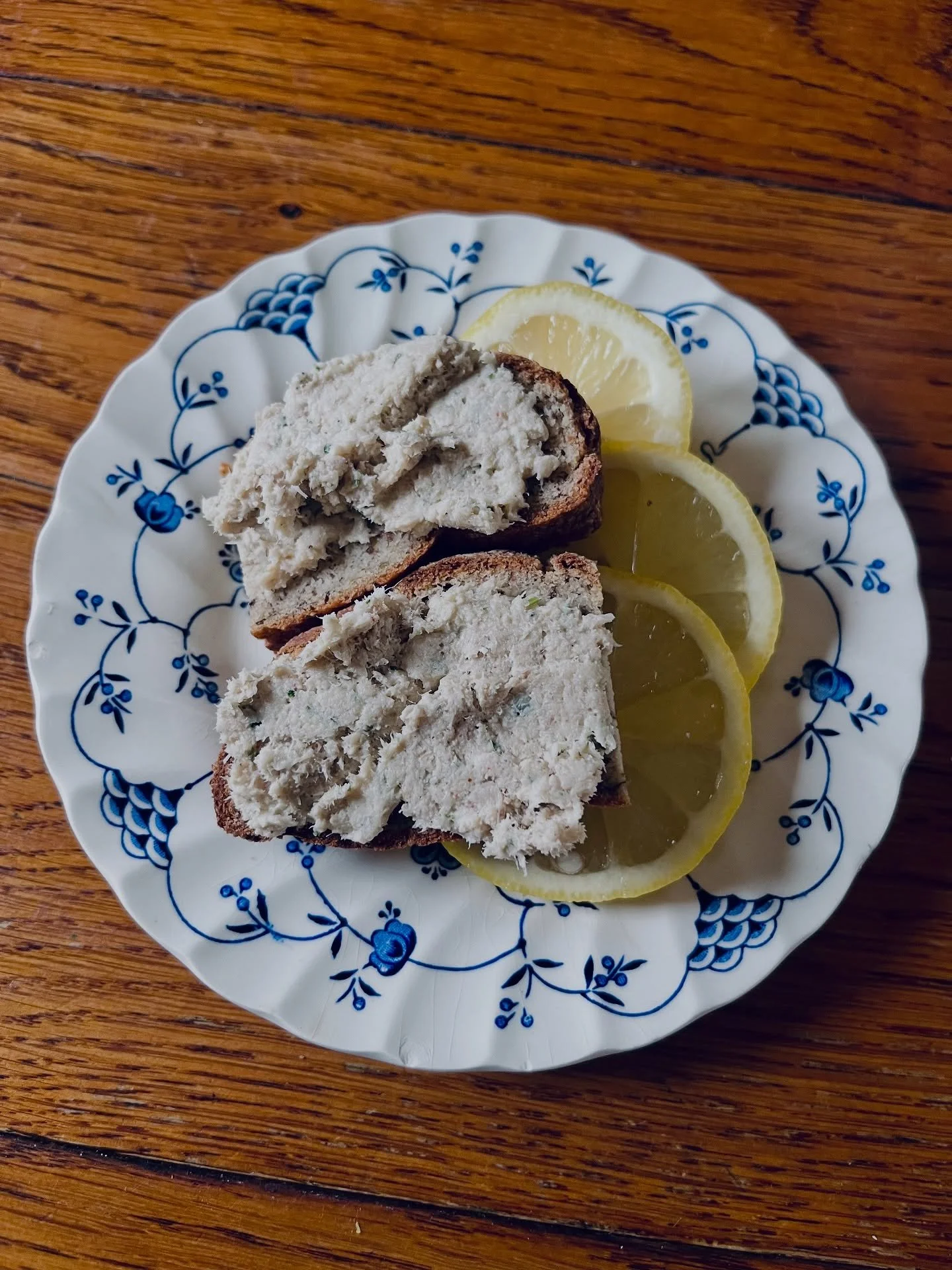This awful weather makes me want to bake, so I&rsquo;ve been looking for nutrient dense recipes which support my energy levels (as opposed to triggering a post-sugar slump). I will share the recipes with you as I go.

To get us started, I recommend @