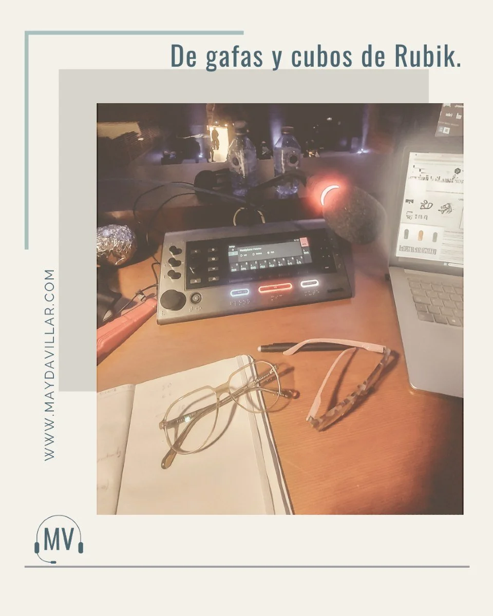 Tengo astigmatismo y presbicia. Entre micr&oacute;fonos, auriculares y documentos, ah&iacute; estoy cambiando gafas como si fueran parte de un espect&aacute;culo secreto.

&iquest;Alguien m&aacute;s ha sentido que est&aacute; resolviendo un cubo de R