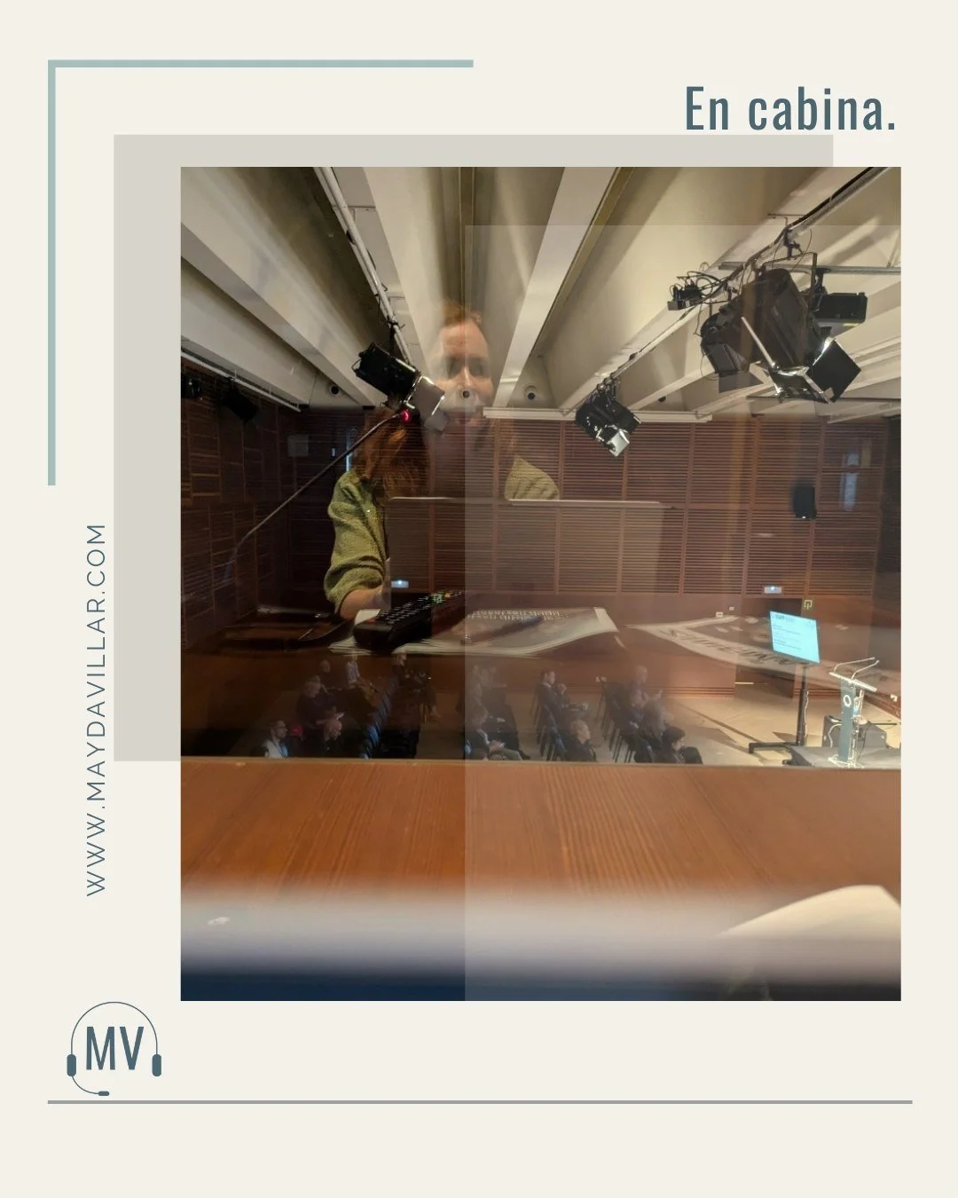 📷 Me gusta esta foto porque se ha creado una mezcla curiosa: aparezco reflejada en el cristal de la cabina, y a trav&eacute;s de este se ve la sala de conferencias.

Todo queda fusionado en una sola imagen, como si los espacios y sonidos se encontra