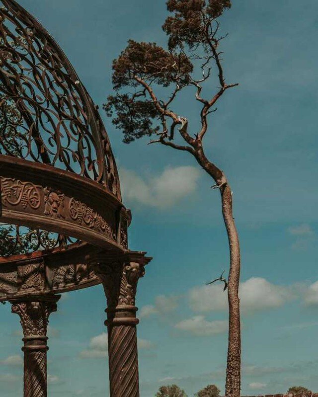 🦌 We can't wait to welcome happy couples for picture-perfect ceremonies and wedding photos under our walled wedding garden canopy.

Here at Abbots Court you have the full and exclusive use of our country house, with onsite accommodation for 22 guest