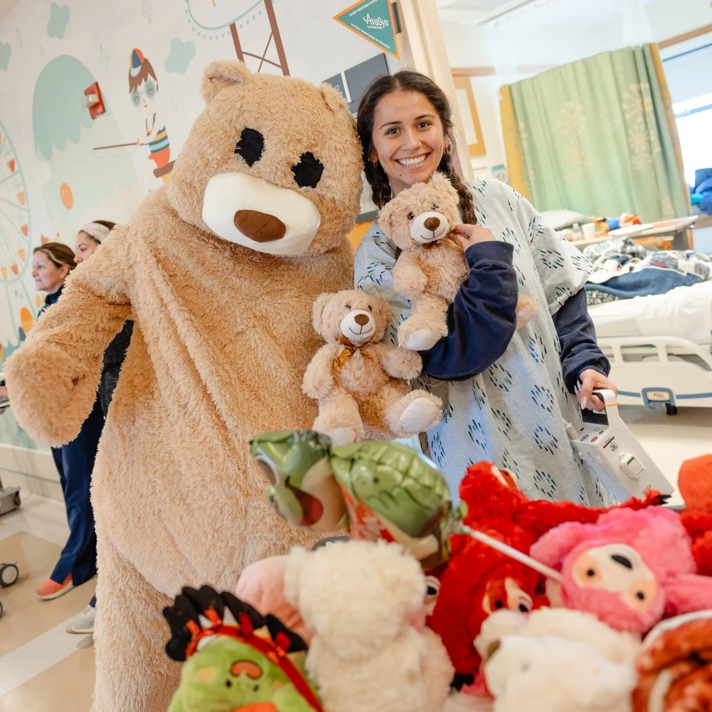 We brought a life sized teddy bear to the hospital to spread some Valentine&rsquo;s day love ❤️

📷: @bushdelia 

#valentinesday #kids #hospital #hope