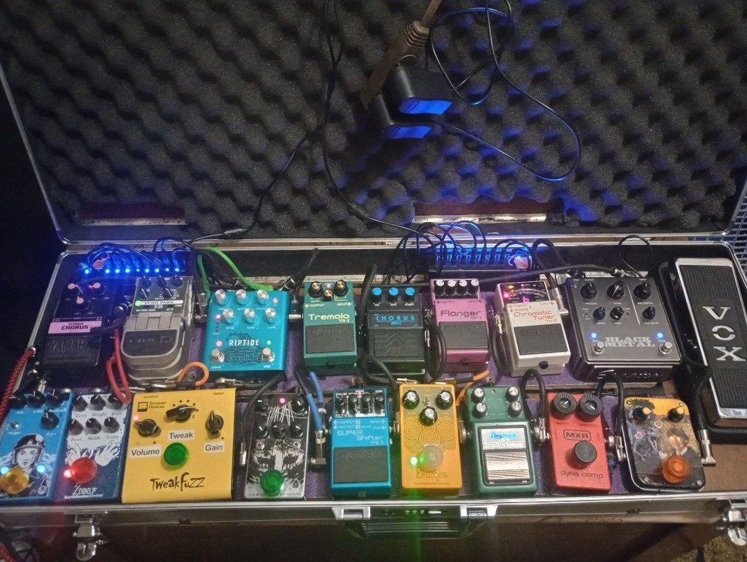 Jan 2025 signal chain

#guitarpedals #pedalboard  #bosspedals #earthquakerdevices