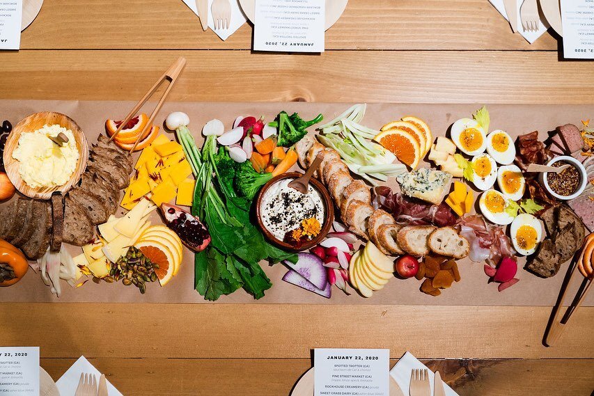 When @moveablefeastatl agrees to try an edible tablescape because it&rsquo;s something they wanted to do anyway, you know great minds are thinking alike! We LOVED the way this innovative tablescape brought guests together to break bread in a unique a