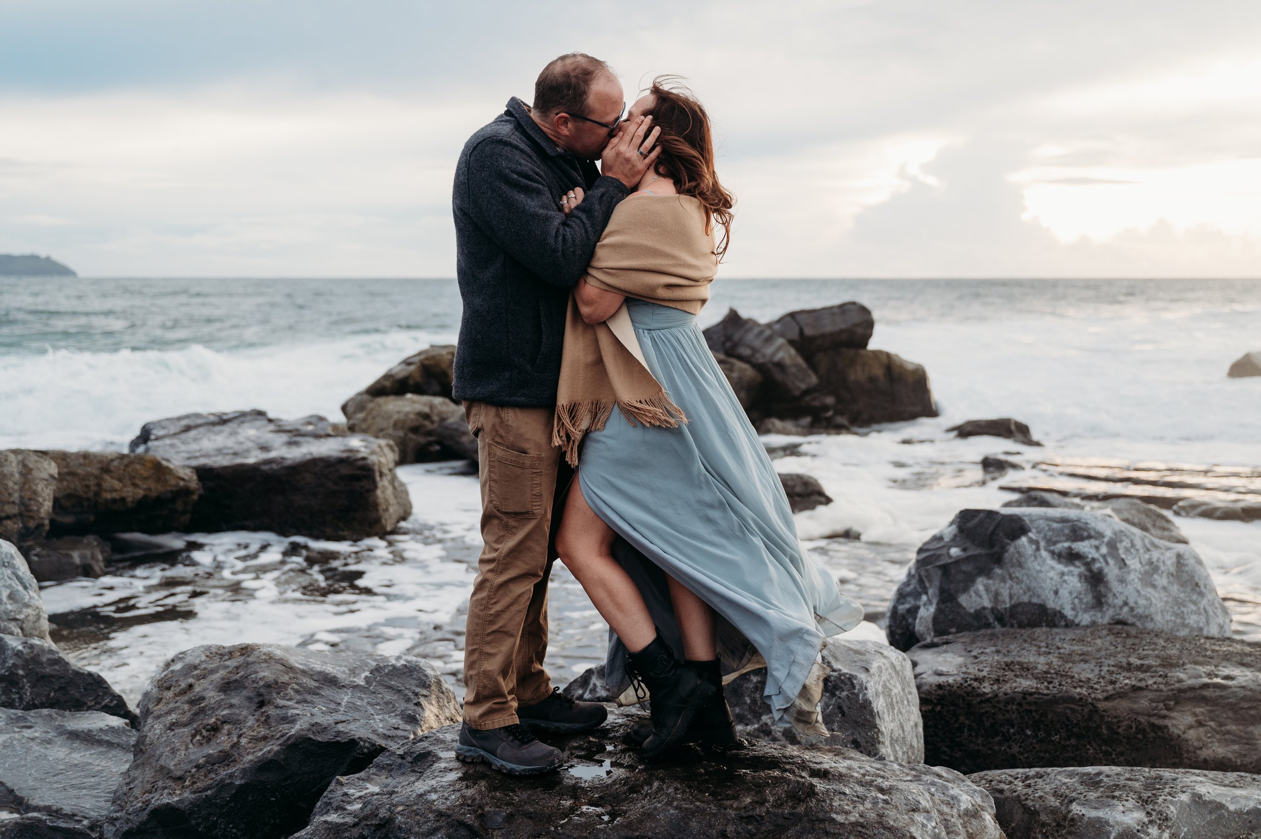 Marie O'Mahony photographer Doolin pier anniversary couples photo session kissing on rocks