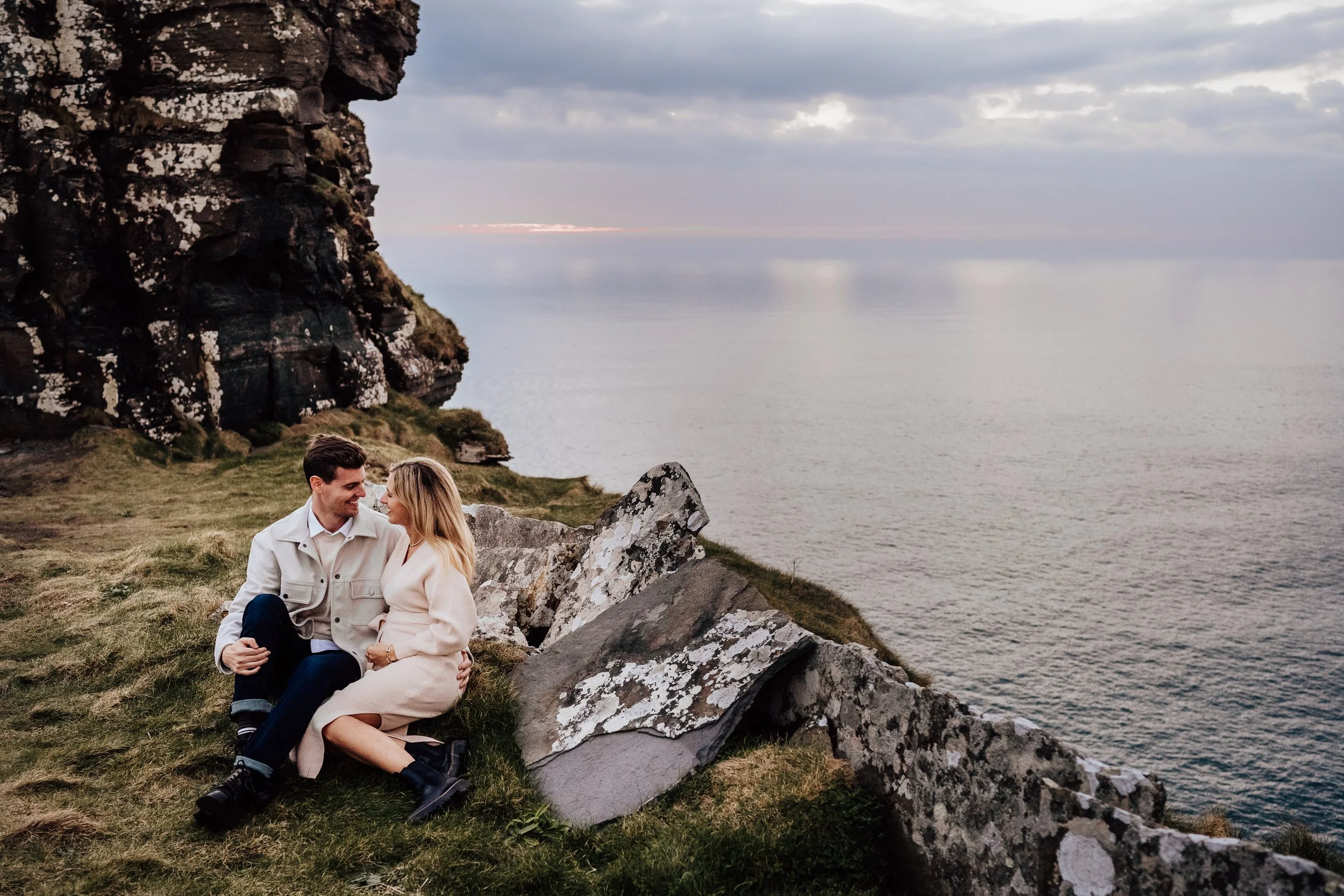 Cuddled up at the cliffs of moher maternity photos ireland photographer